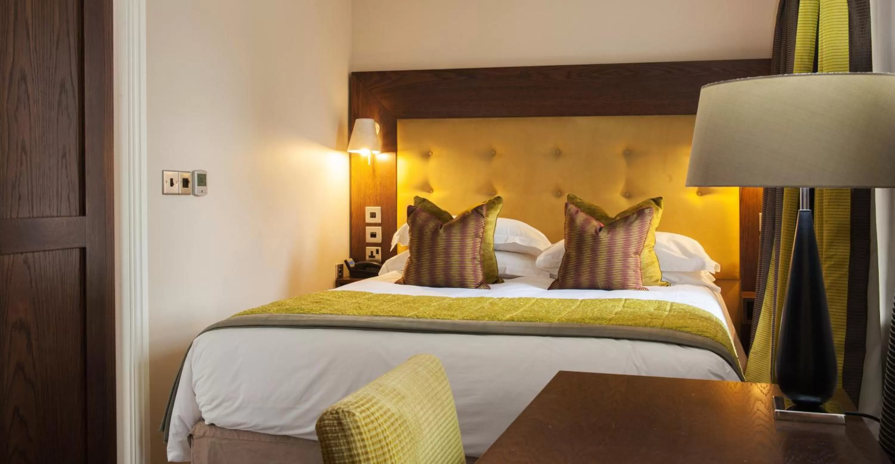 Restaurant/places to eat, Bed in Trout Hotel