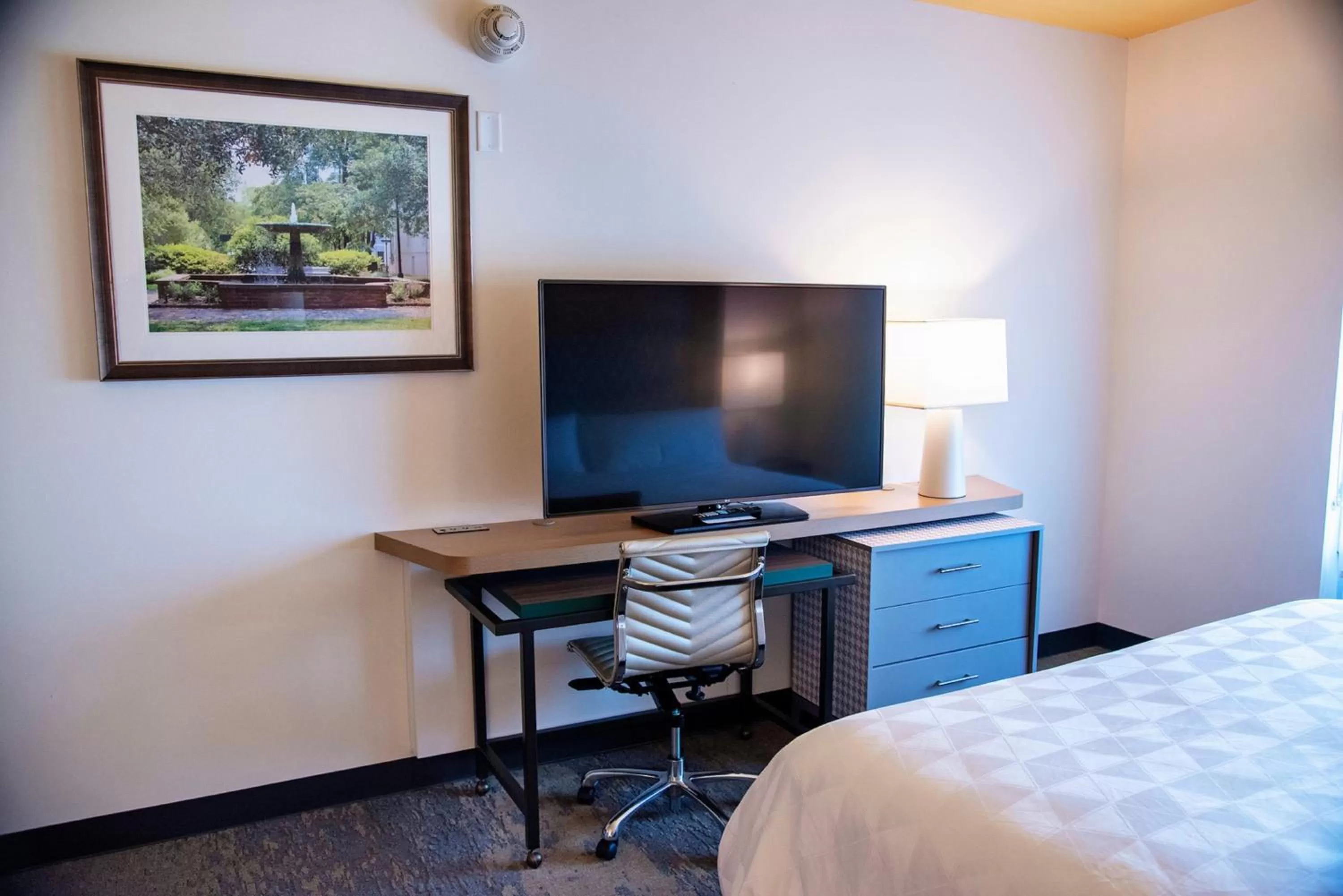 Photo of the whole room, Bed in Holiday Inn & Suites - Savannah Airport - Pooler by IHG