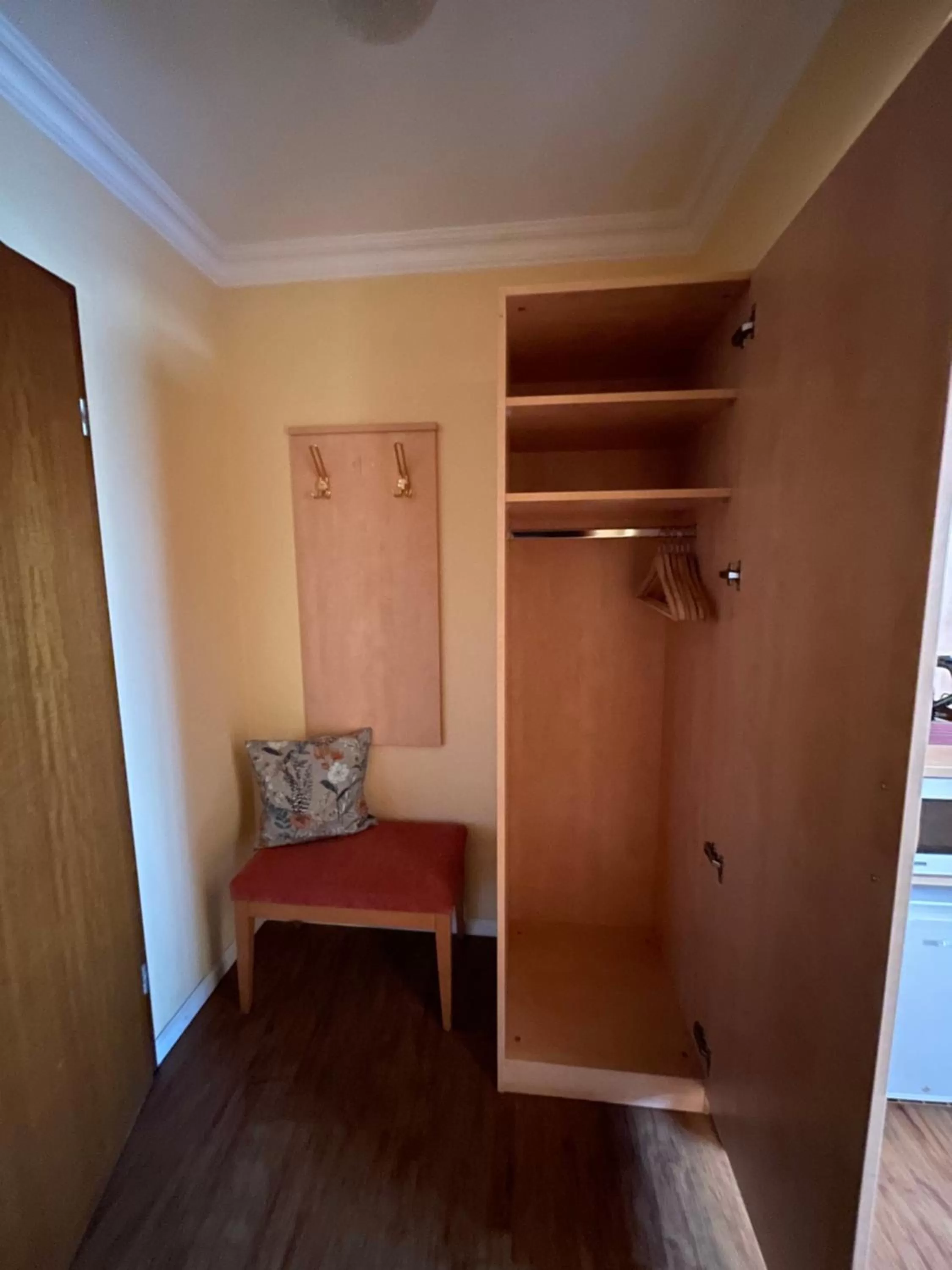 Photo of the whole room, Bed in zum Schwanen Garni