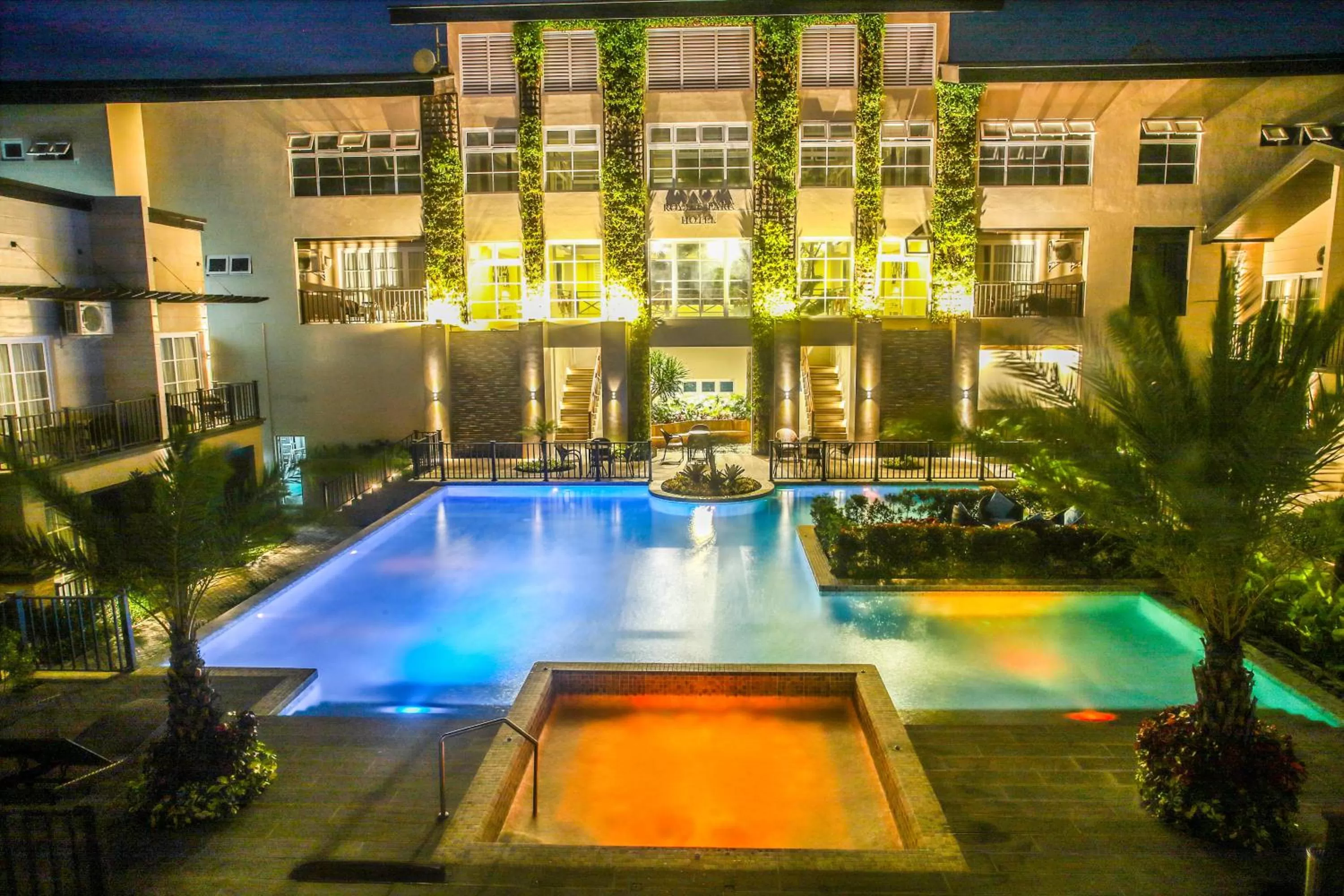 Swimming pool in Royale Parc Hotel Tagaytay