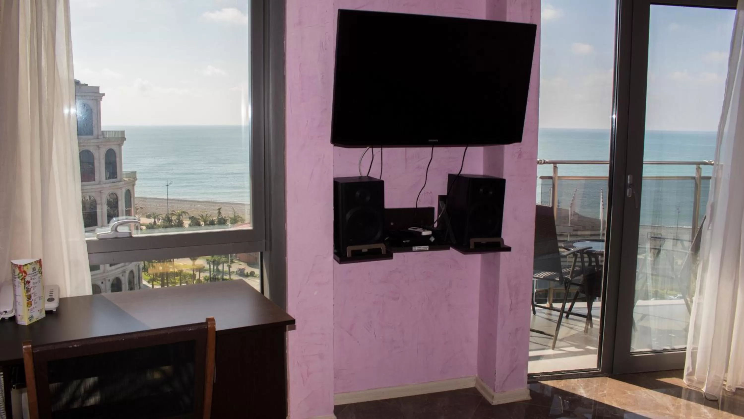 TV and multimedia in Rock Hotel First Line