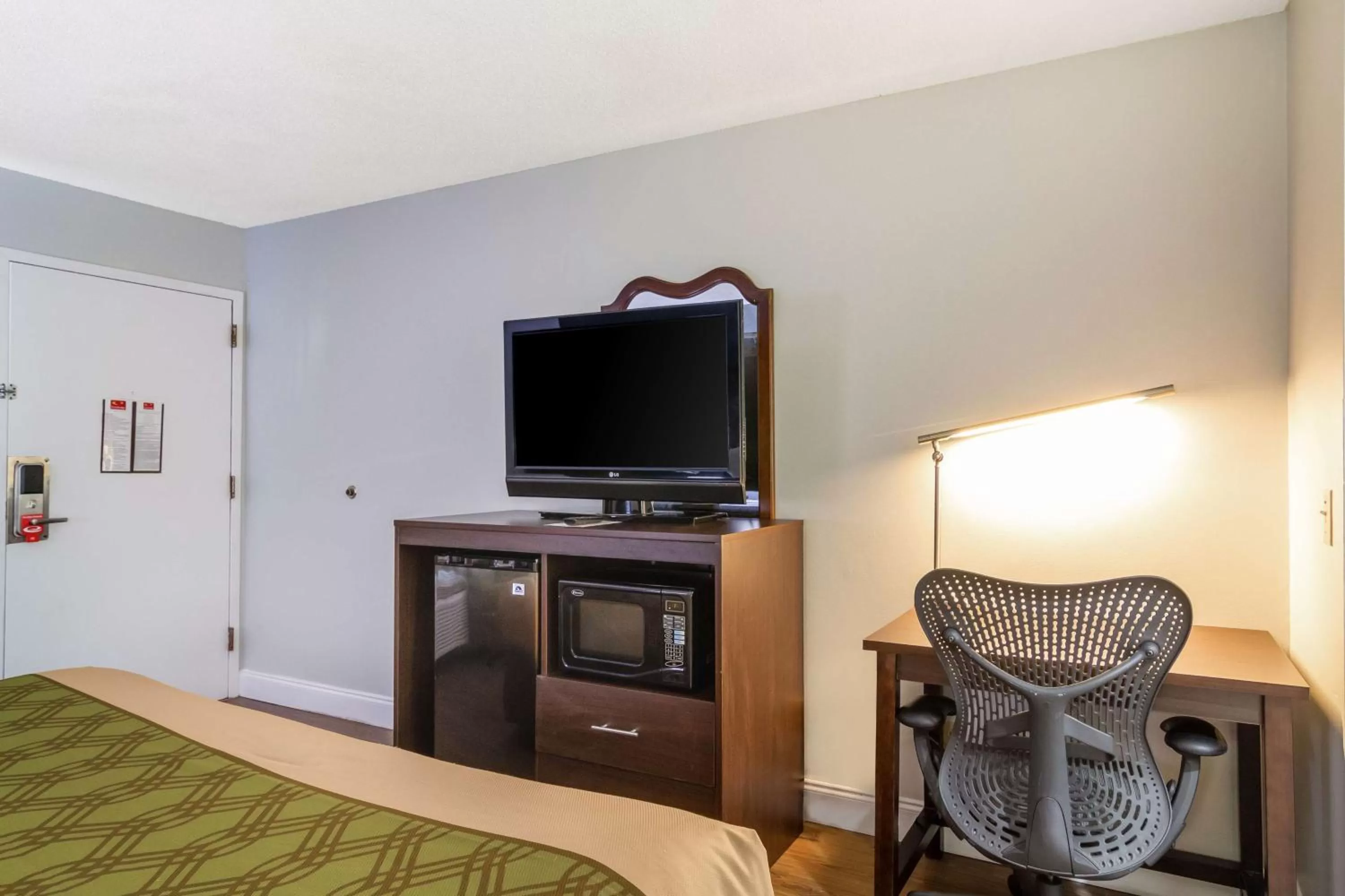 TV and multimedia, Bed in SureStay Hotel by Best Western Brunswick