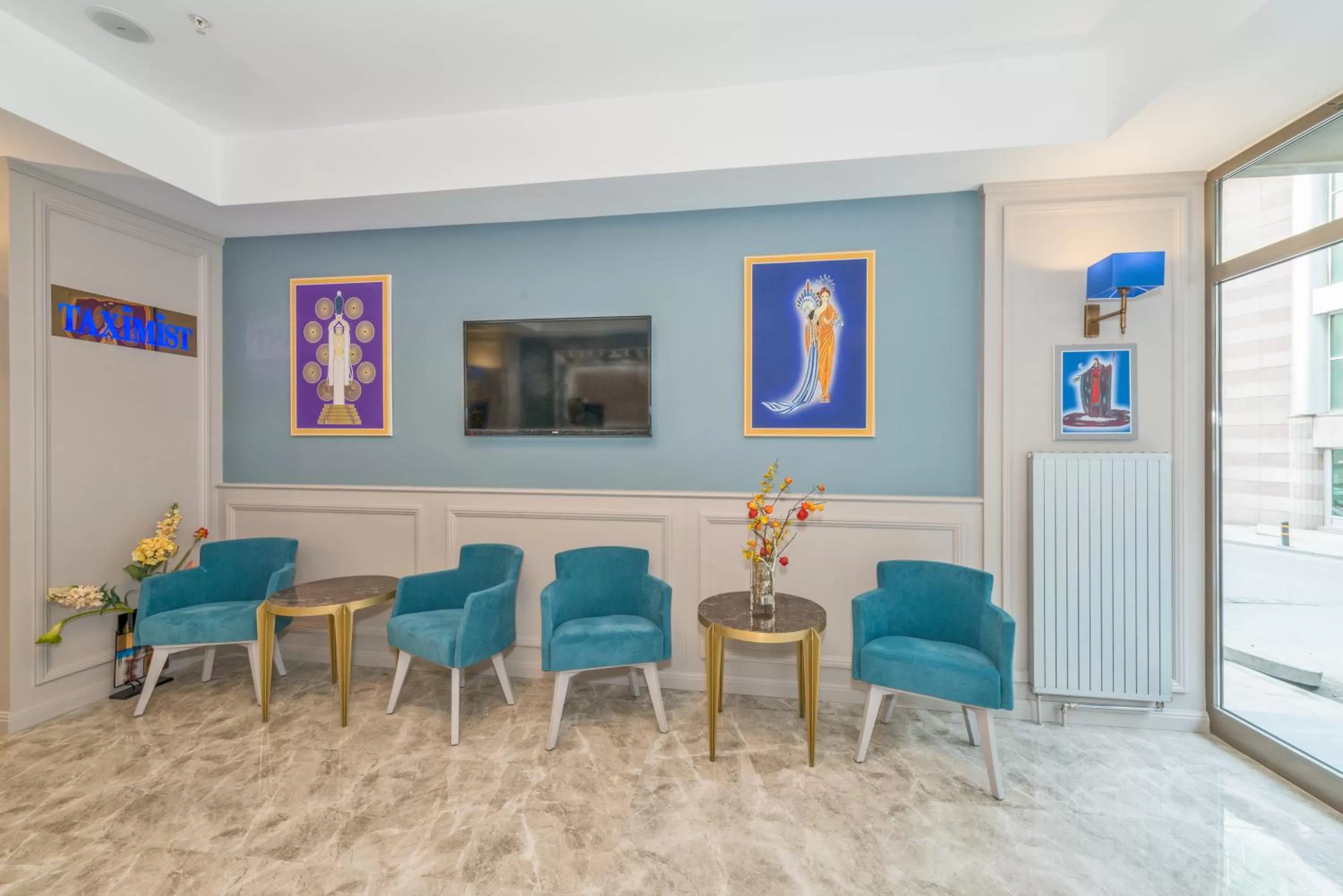 Communal lounge/ TV room in Taximist Hotel