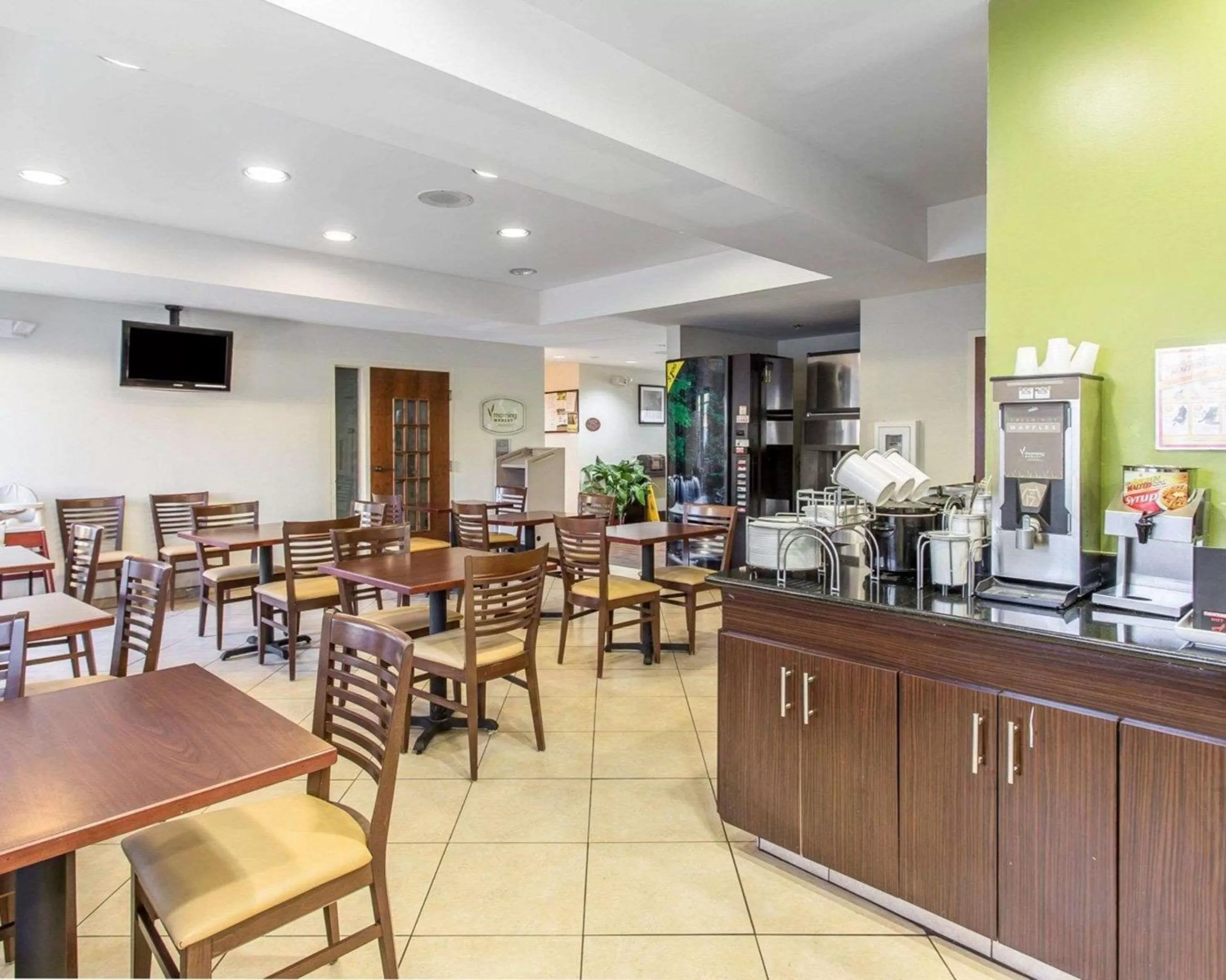 Restaurant/places to eat in Sleep Inn Columbia