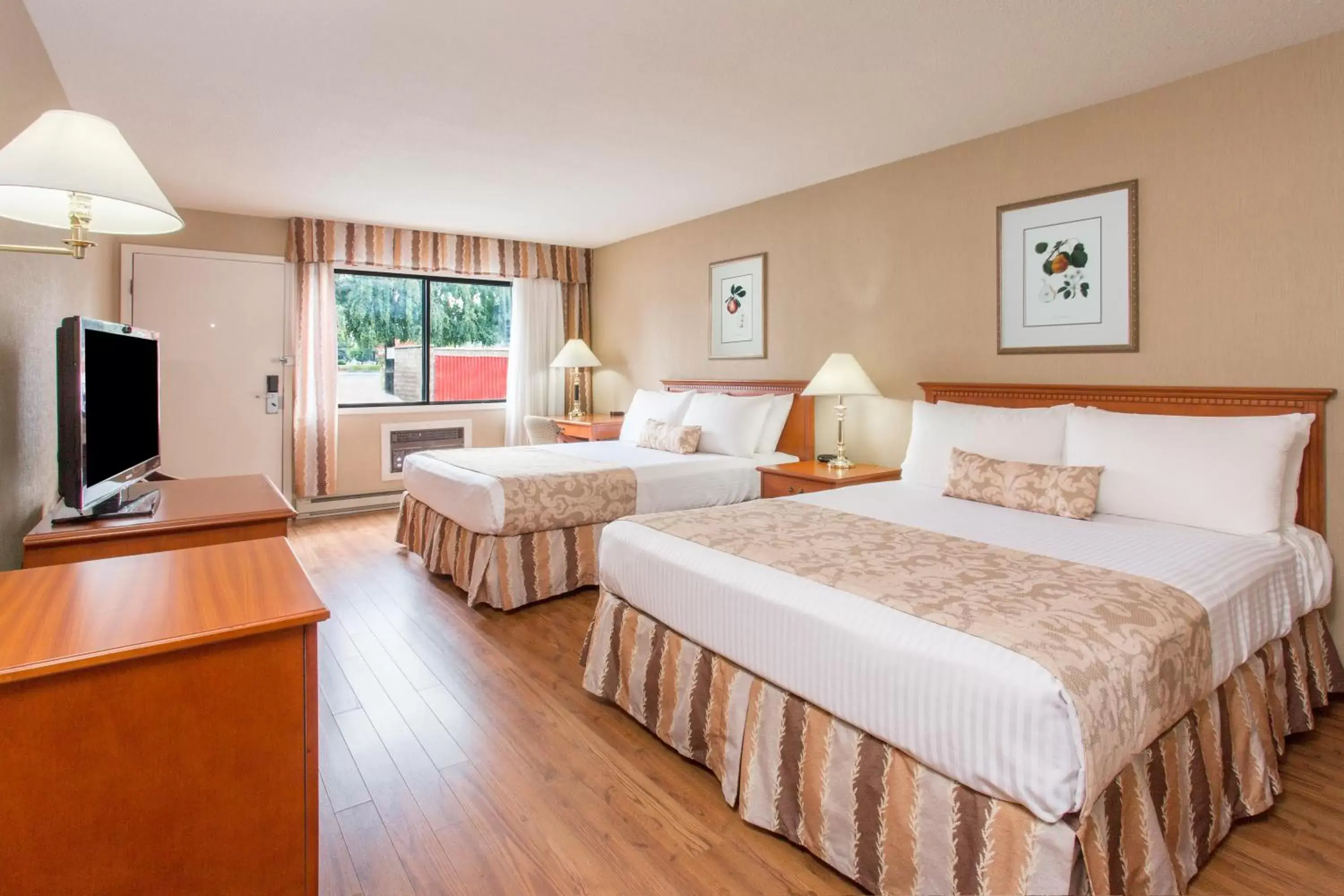 Standard Room with Two Queen Beds - Pet Friendly in Ramada by Wyndham Kelowna Hotel & Conference Center Standard Room with Two Queen Beds - Pet Friendly in Ramada by Wyndham Kelowna Hotel & Conference Center