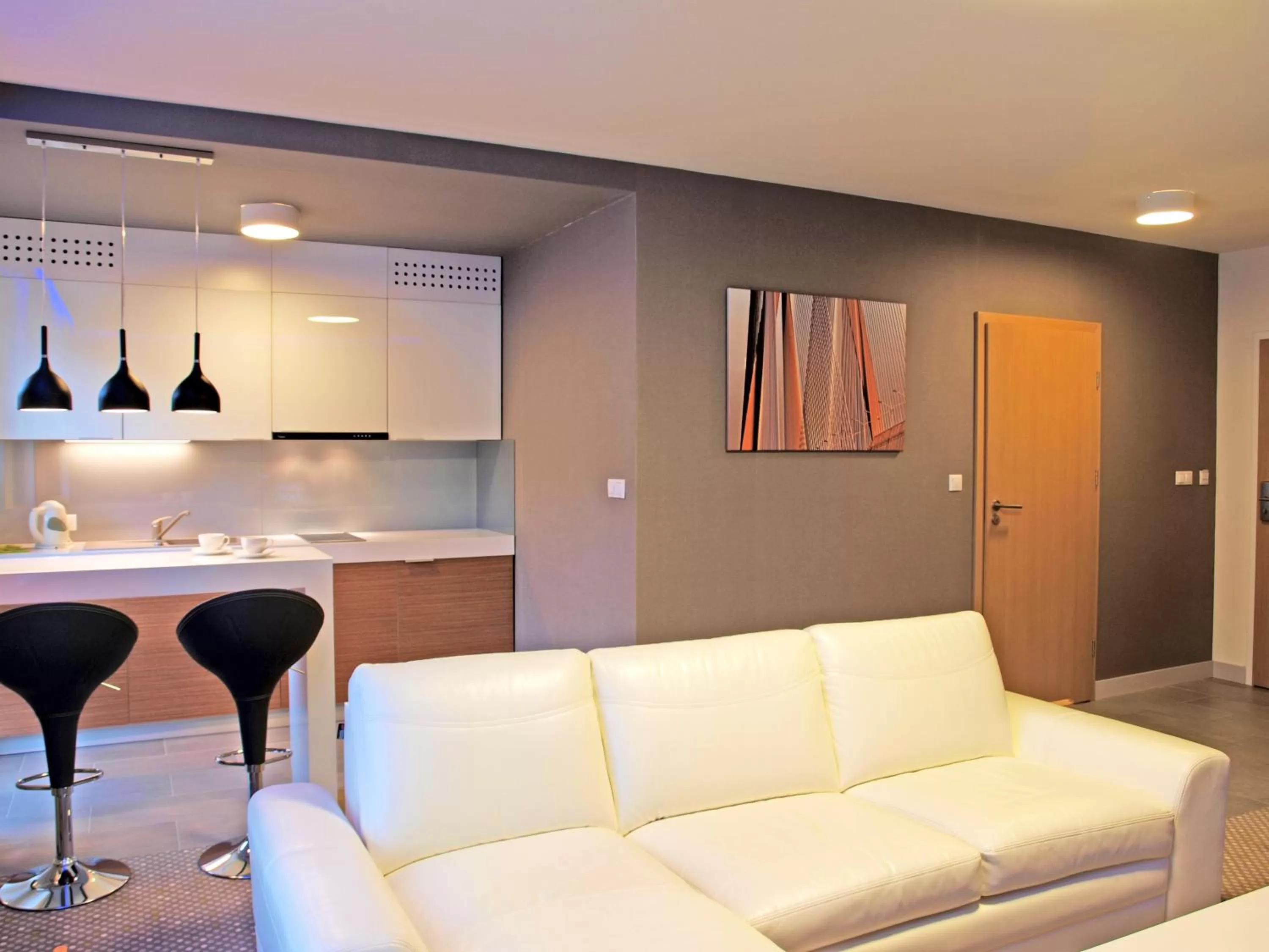 Photo of the whole room in Invite