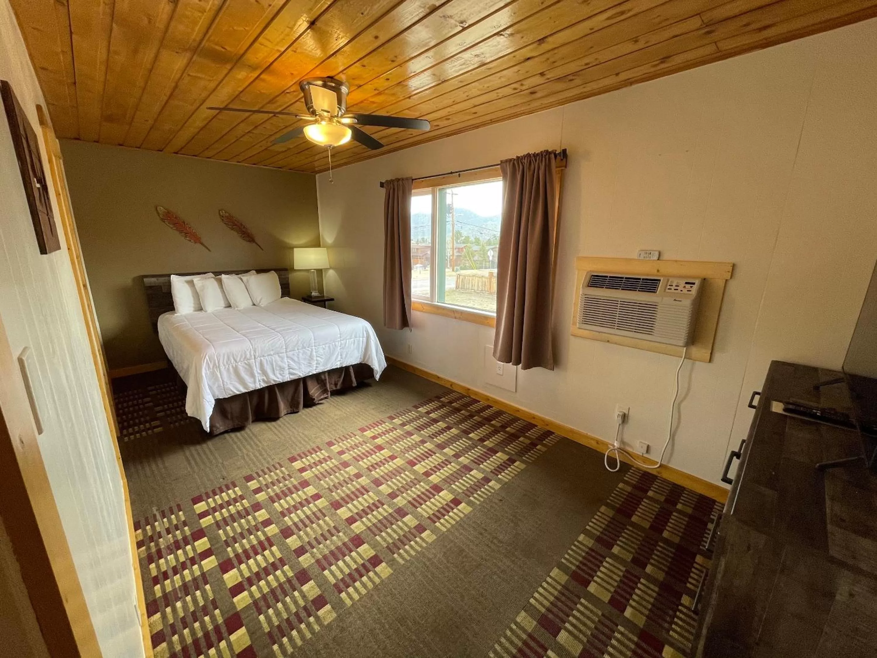 Bed in Estes Mountain Inn