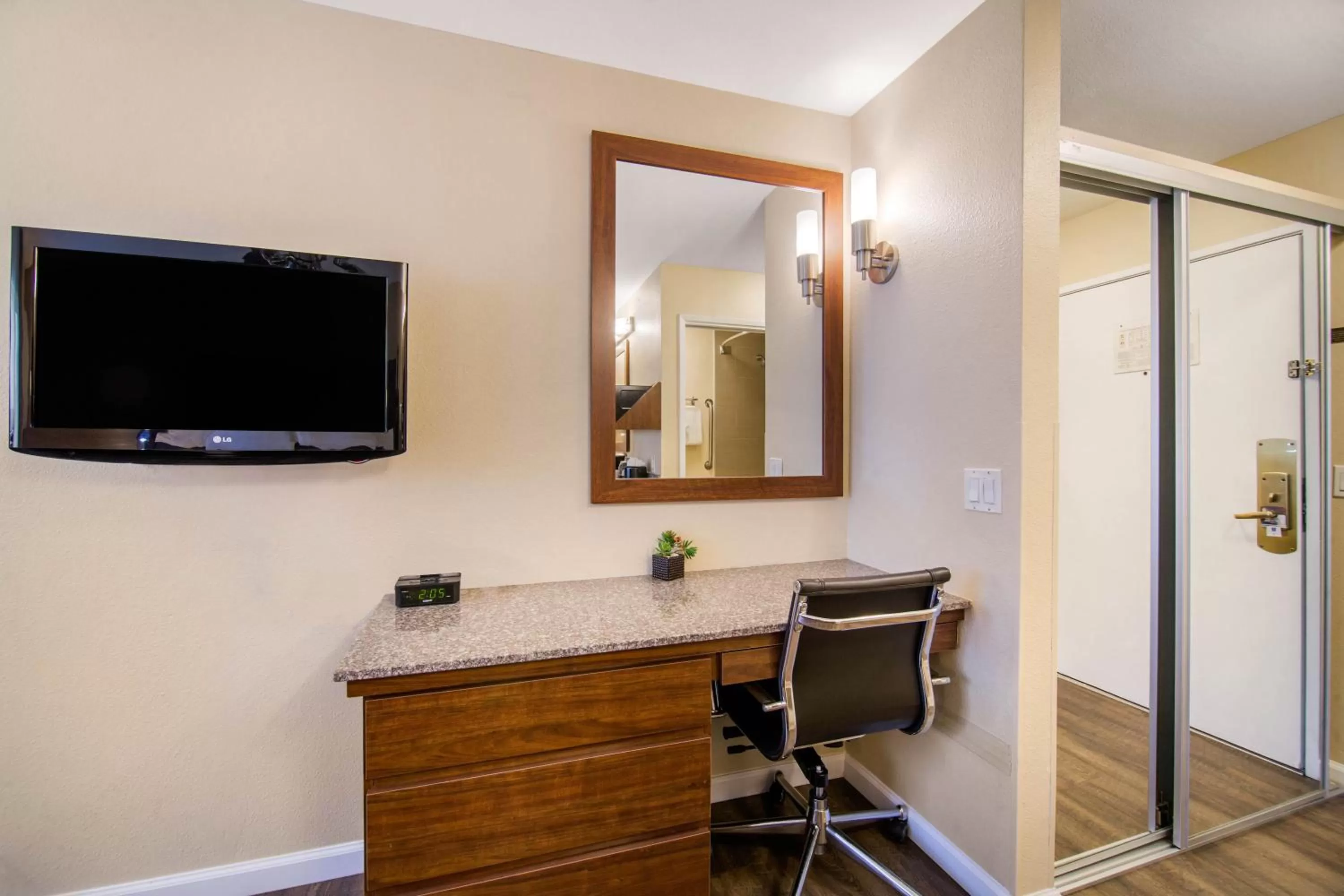 TV and multimedia in Comfort Inn Gaslamp Convention Center