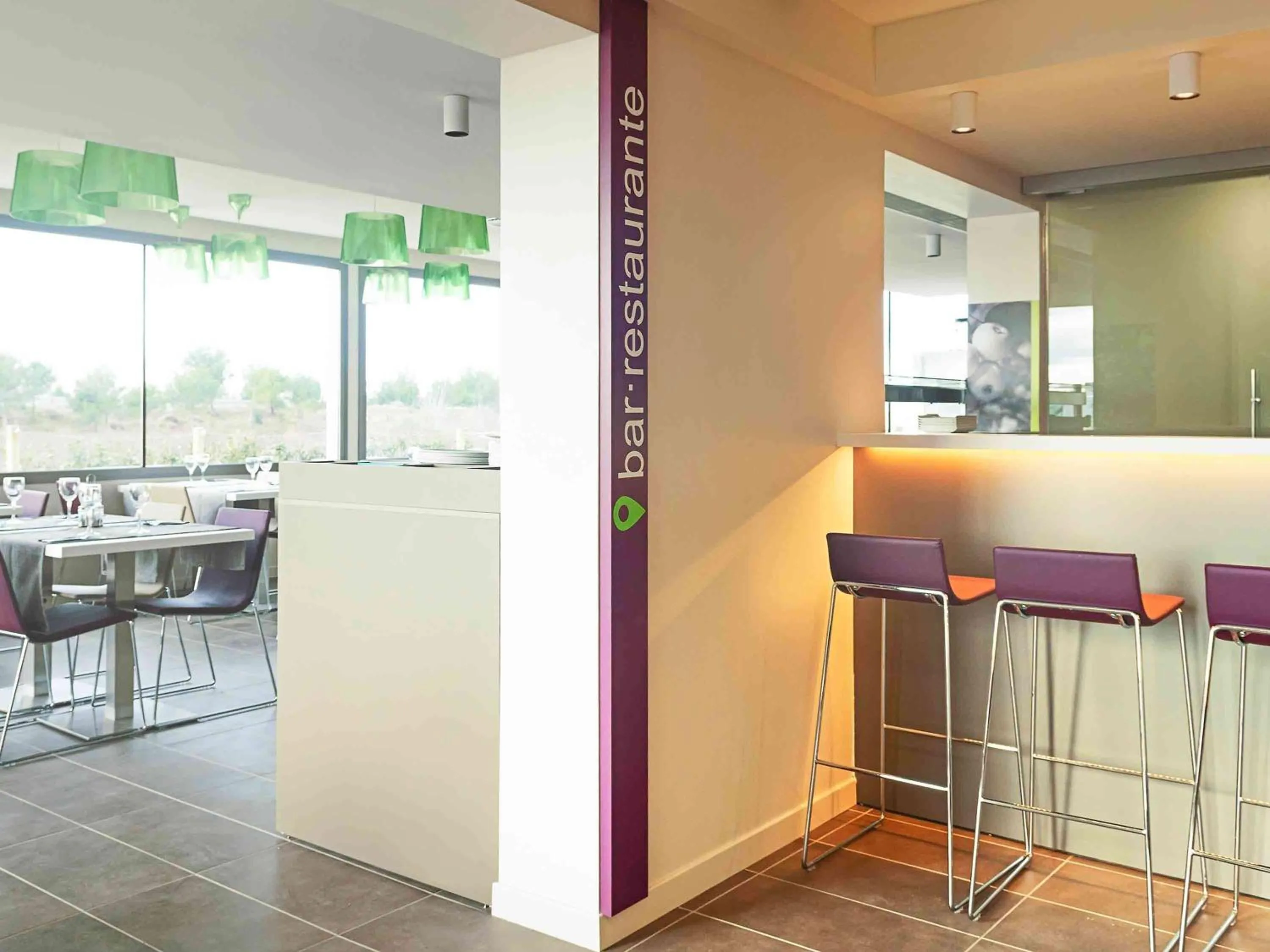 Lounge or bar in Hotel Ibis Styles Lleida Torrefarrera