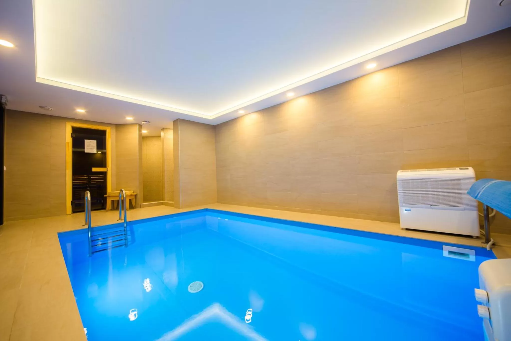Sauna, Swimming Pool in Hotel - Bar Grafaite