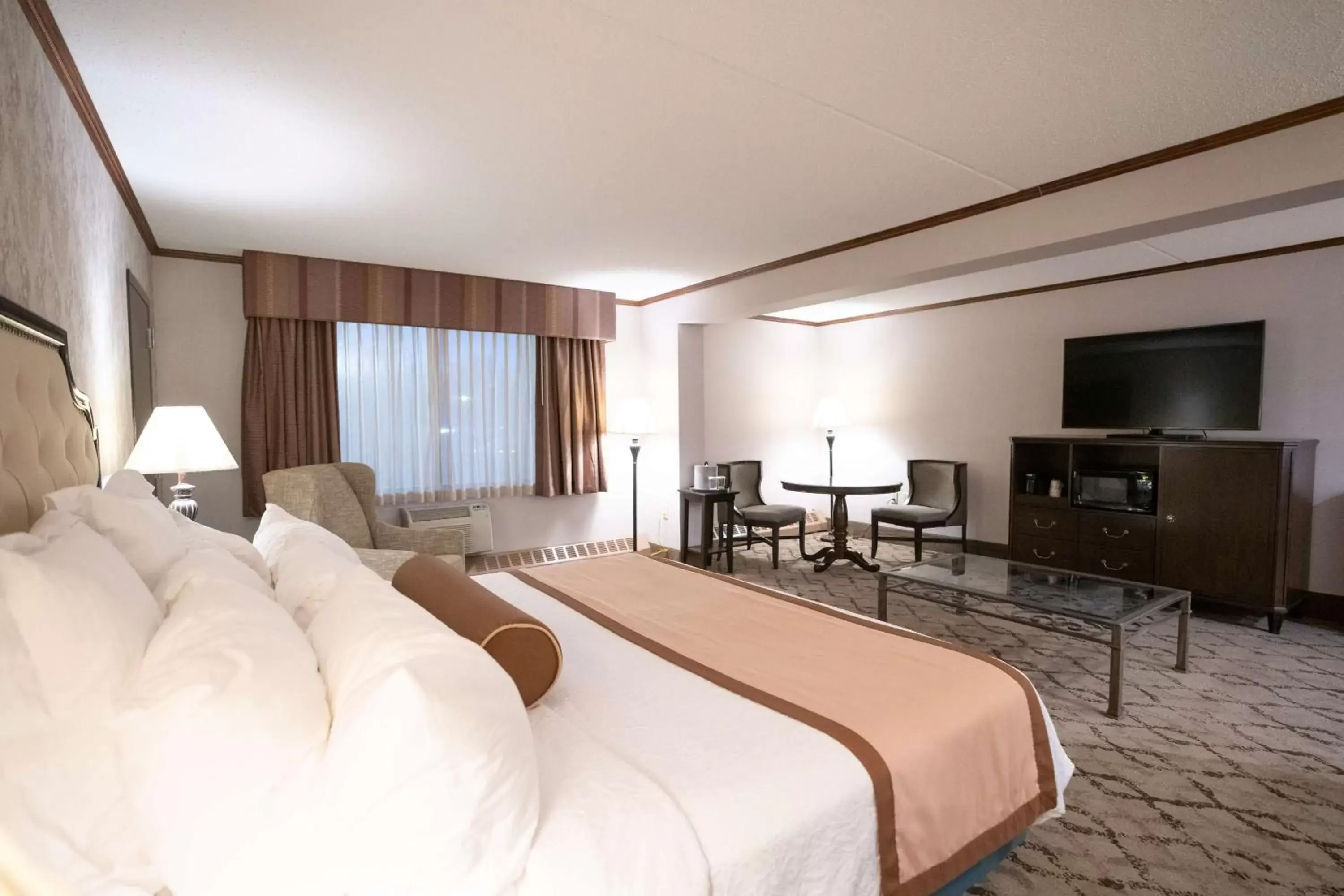 King Suite in Best Western Plus Fairfield Executive Inn King Suite in Best Western Plus Fairfield Executive Inn