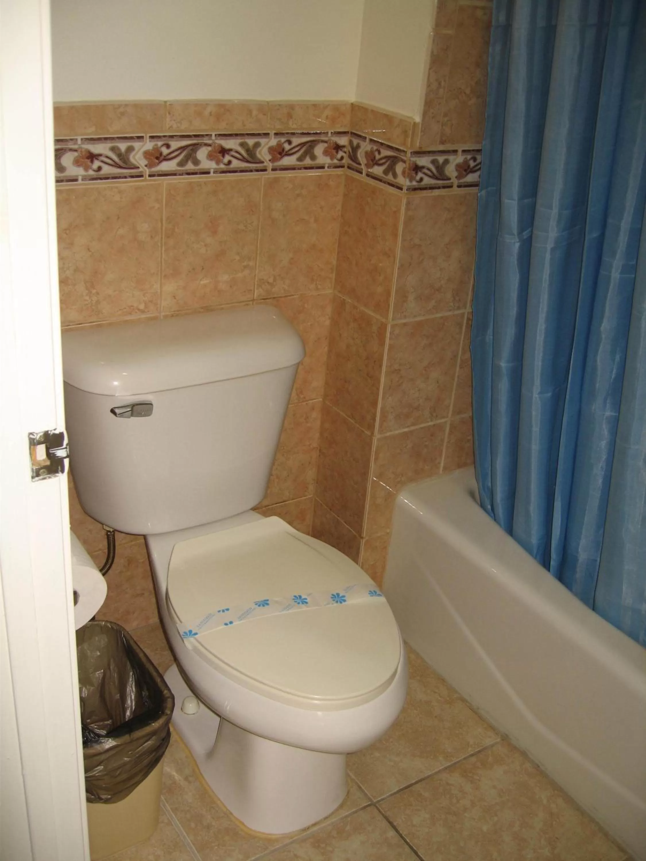 Toilet in Royal Inn Motel Long Beach