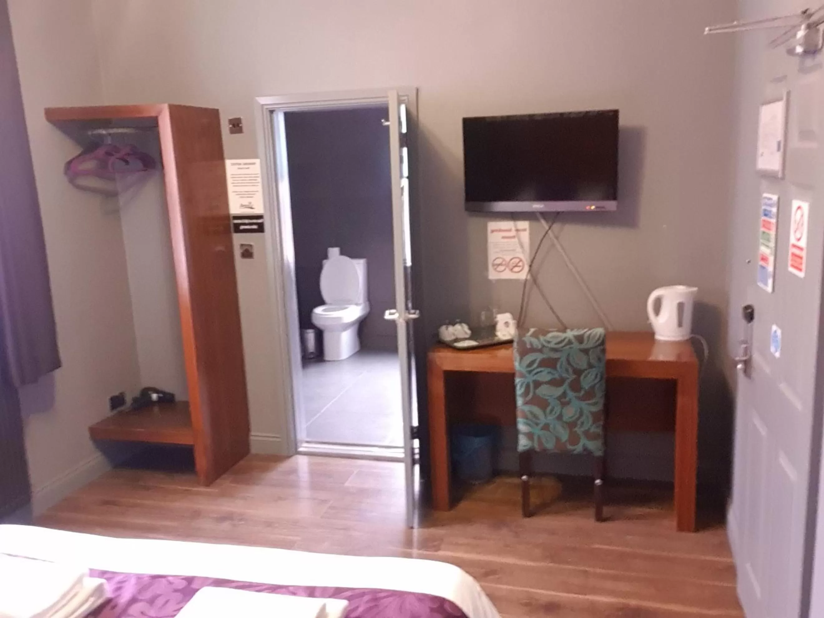 Bathroom in Bennetts Hotel