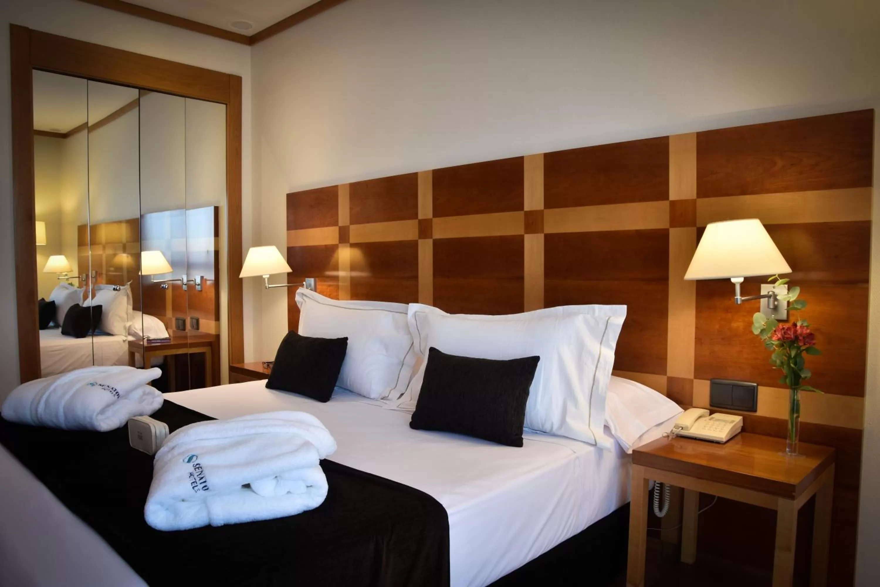 Photo of the whole room, Bed in Senator Parque Central