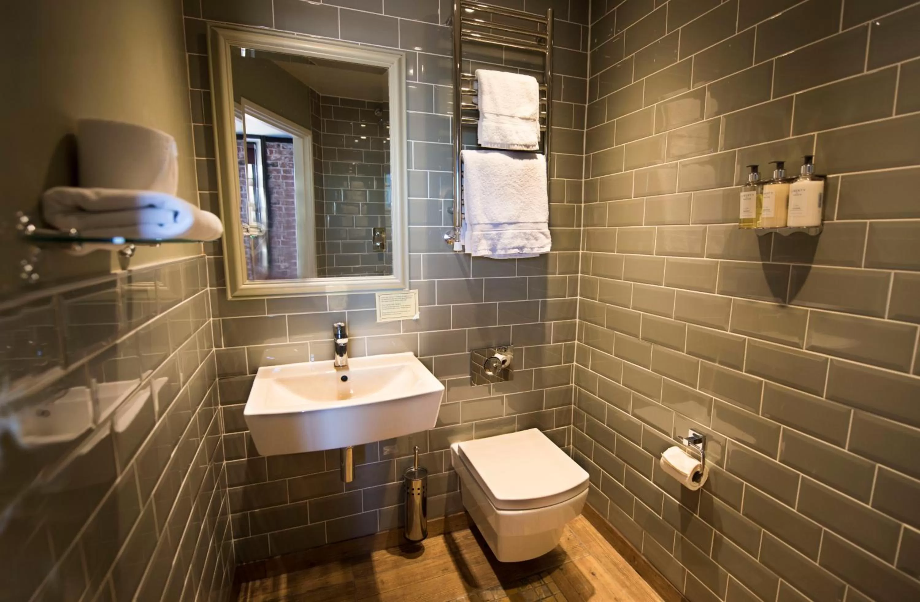 Bathroom in Alma Inn & Dining Rooms