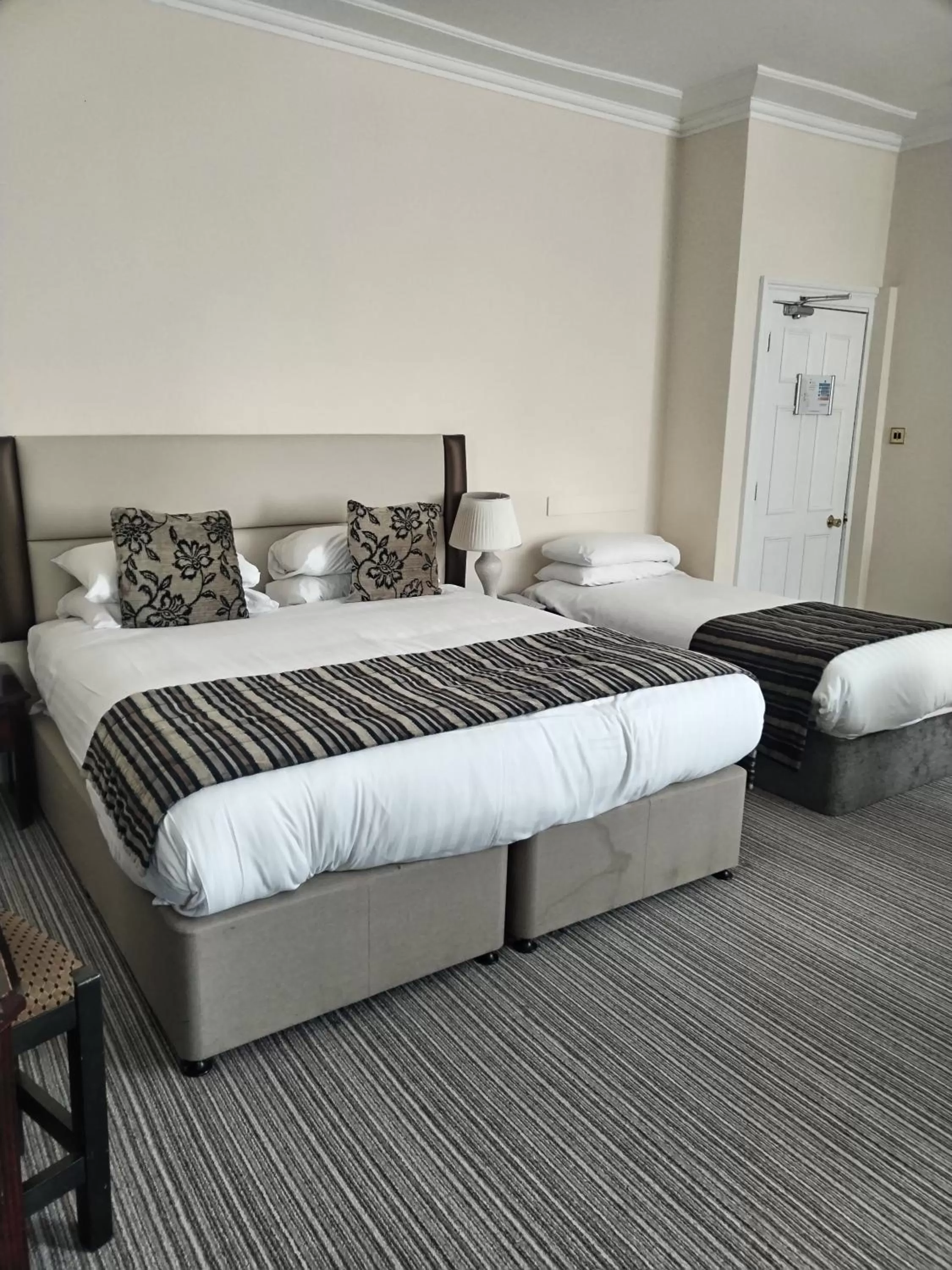 Bedroom, Bed in Abbey Sands Hotel