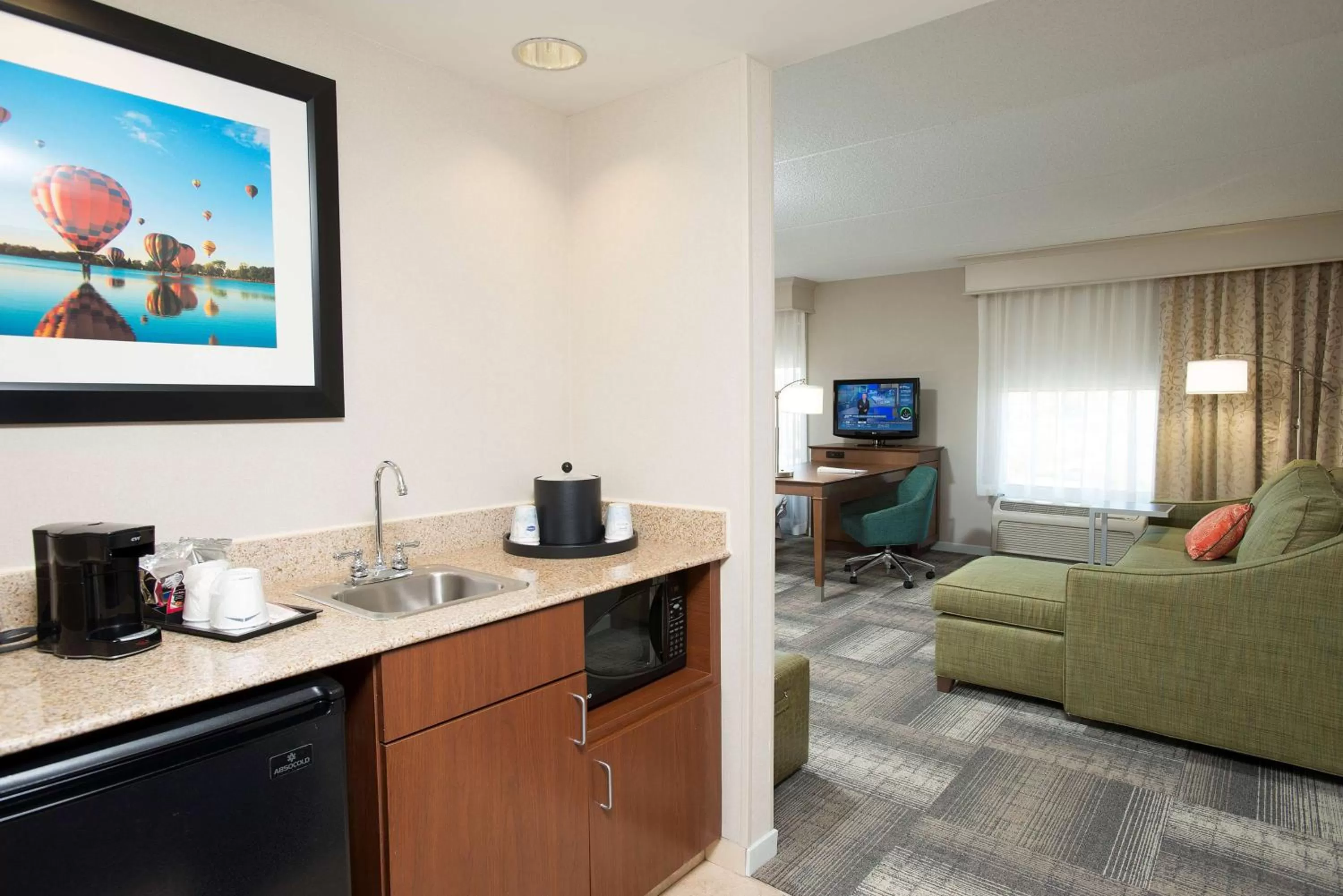 Bedroom in Hampton Inn & Suites Cincinnati-Union Centre