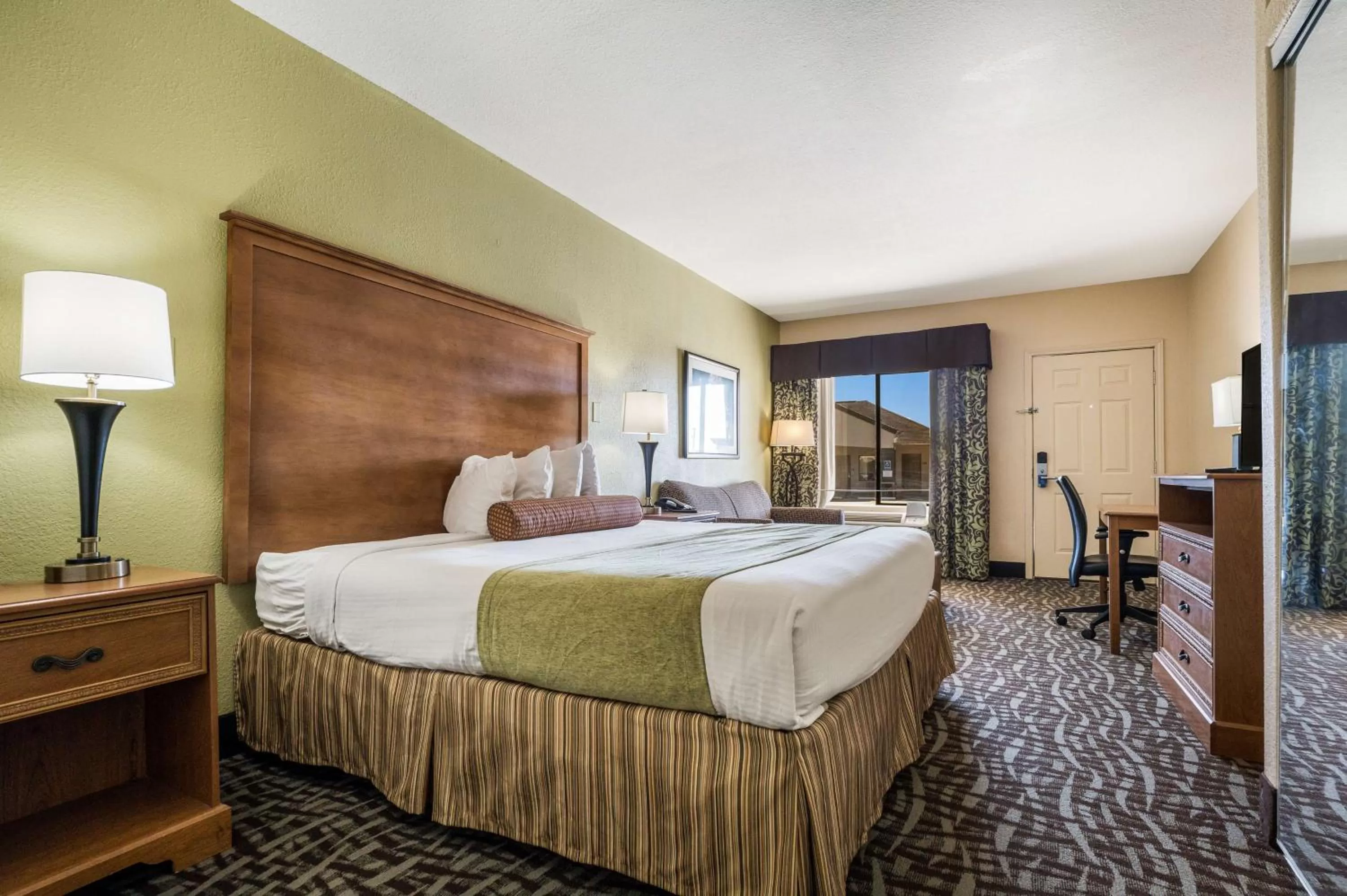 Photo of the whole room, Bed in SureStay Hotel by Best Western Alice