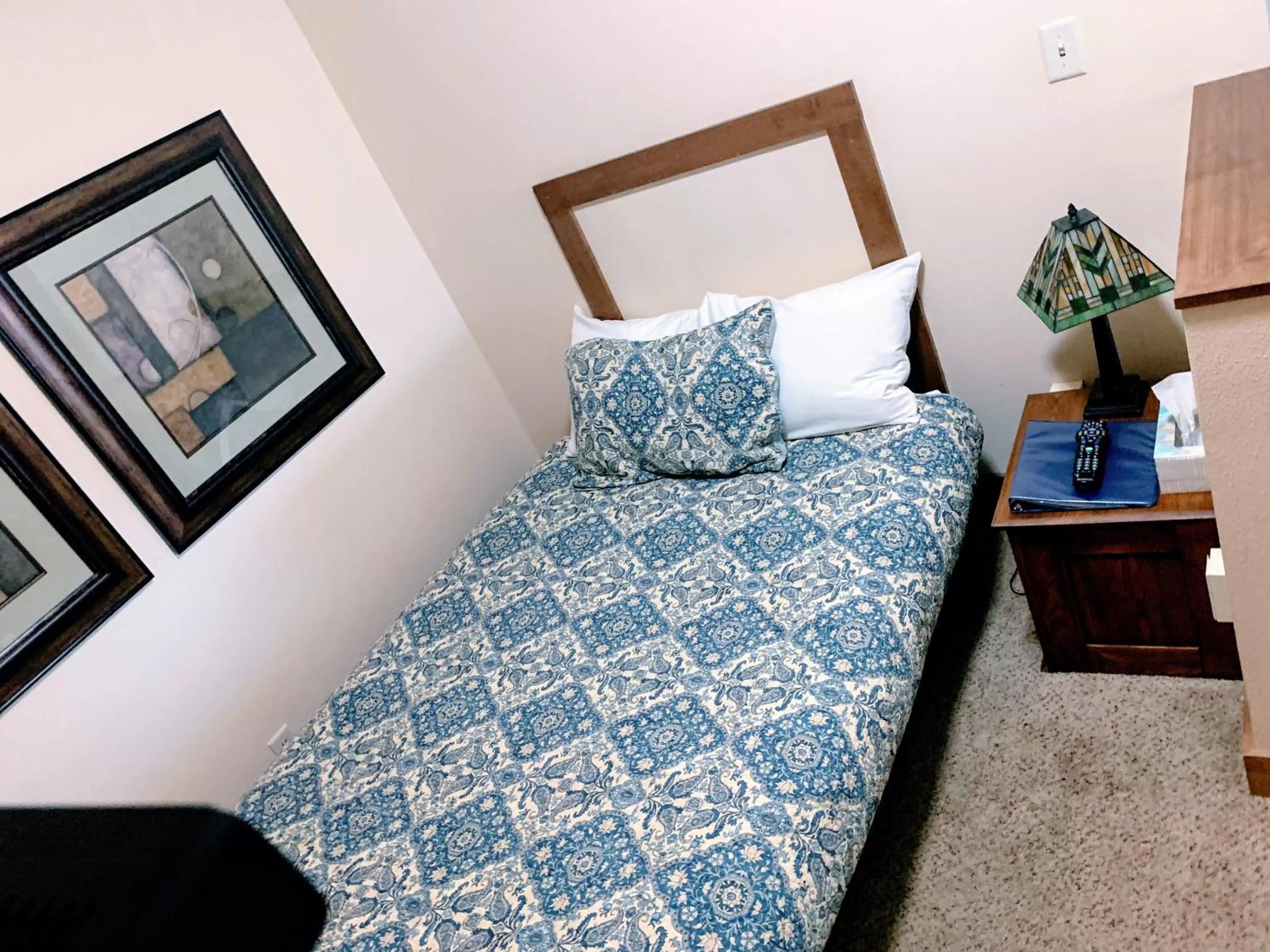 Bed in Iowa House Historic Inn