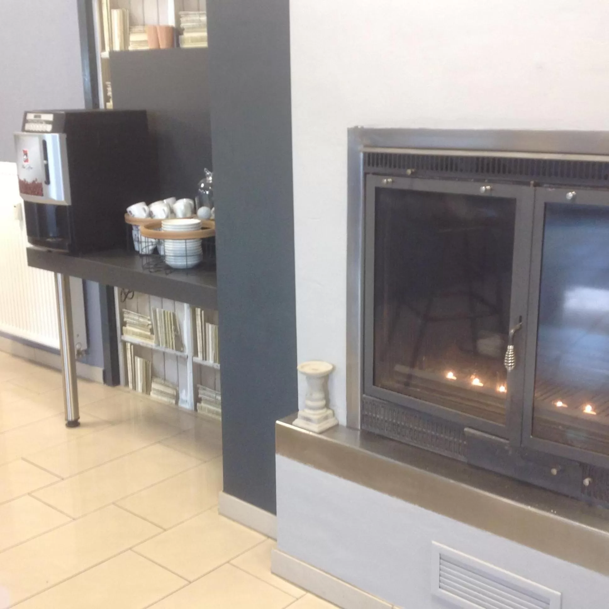 Food and drinks, TV/Entertainment Center in Hotel Restaurant Fritz