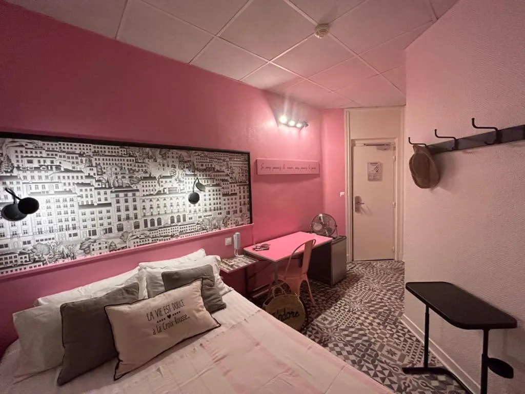 Bed in Hôtel de la Croix-Rousse