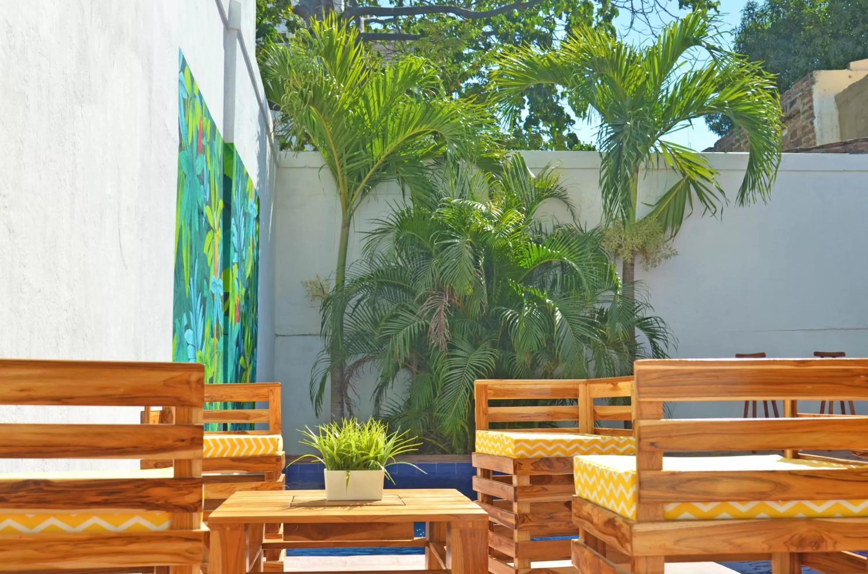 Patio in Faro de Alejandría Hostel