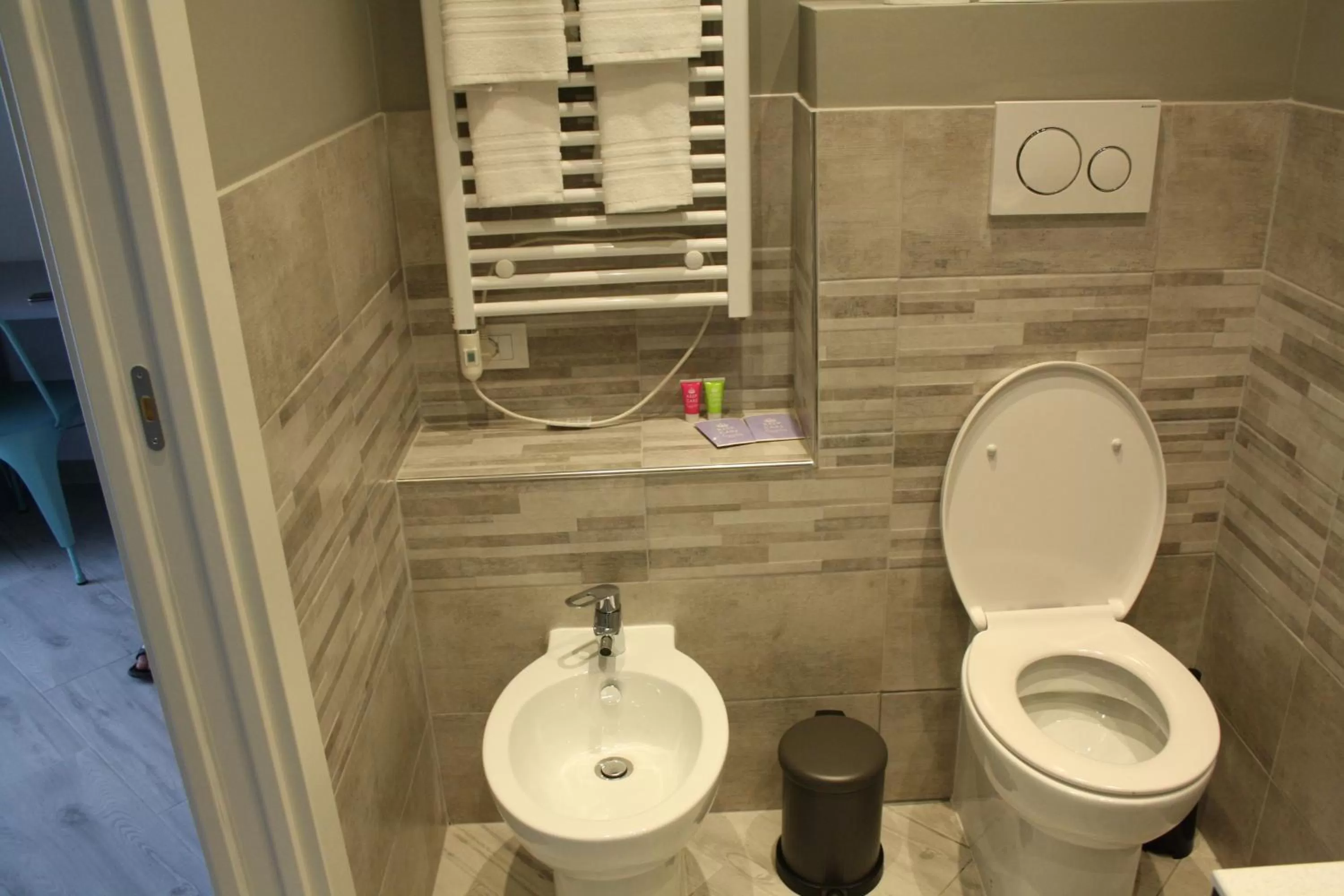 Toilet in GLEM rooms & breakfast