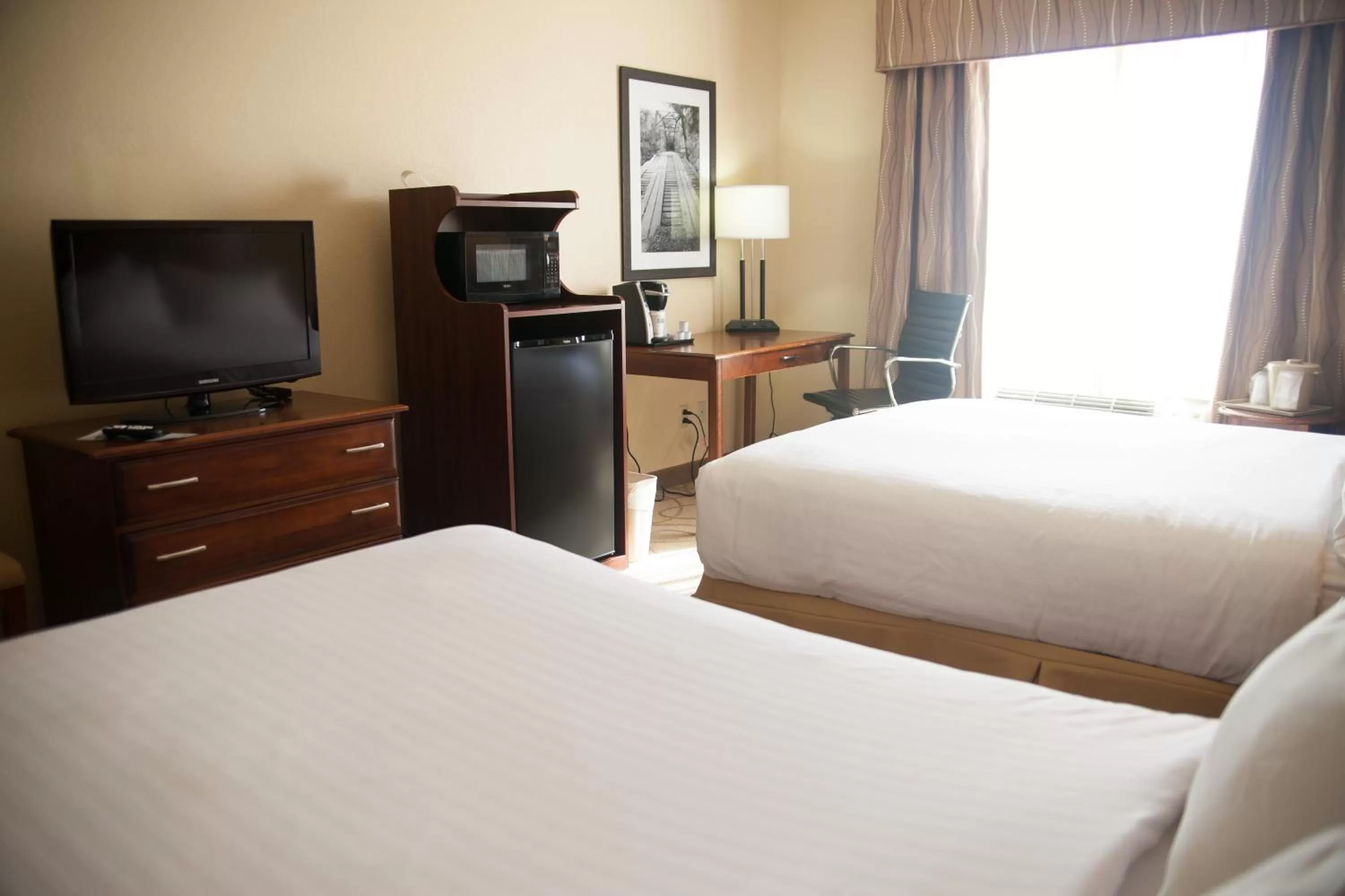 Photo of the whole room, Bed in Holiday Inn Express Hotel & Suites Paragould by IHG