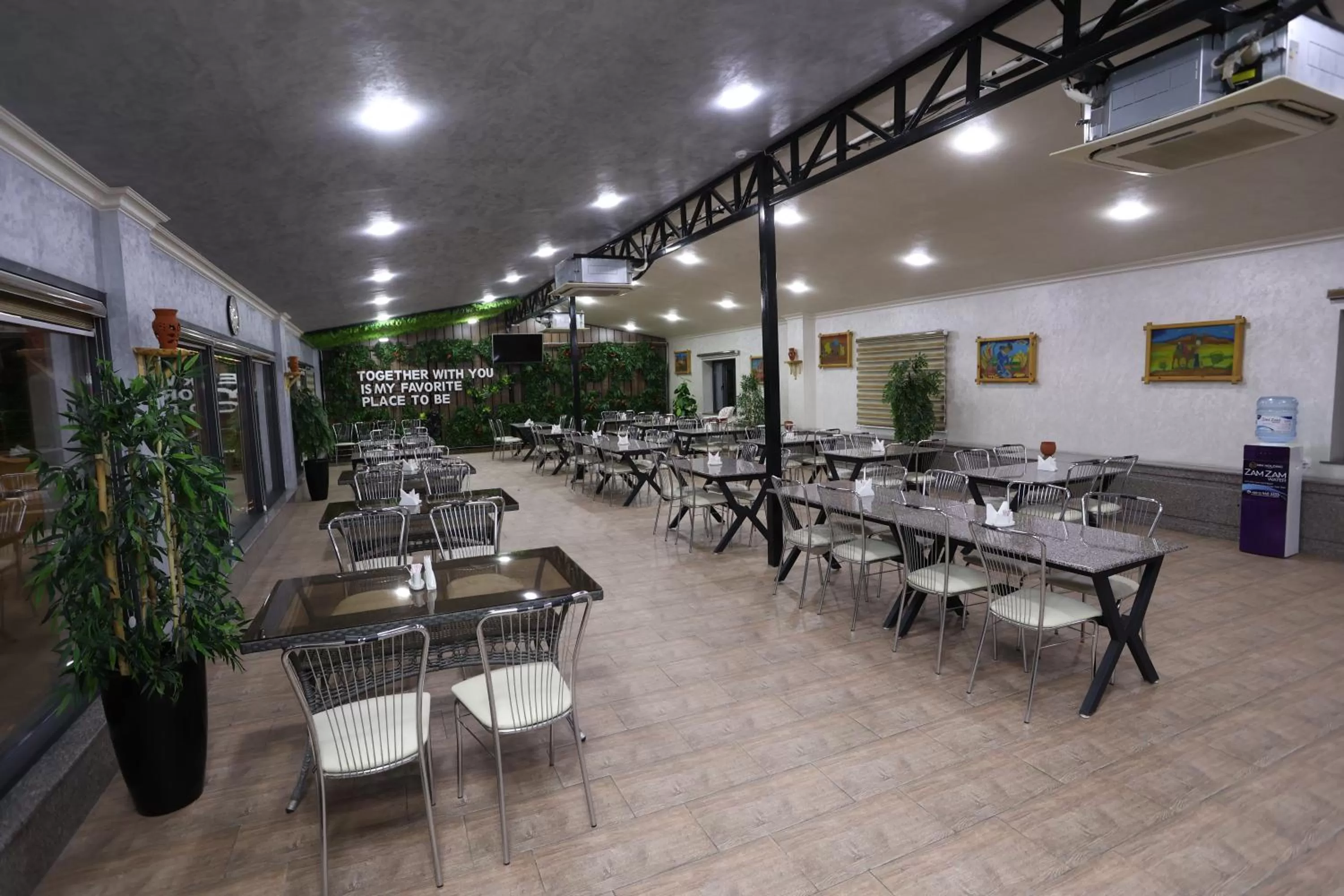 Restaurant/places to eat in CHlNOR HOTEL