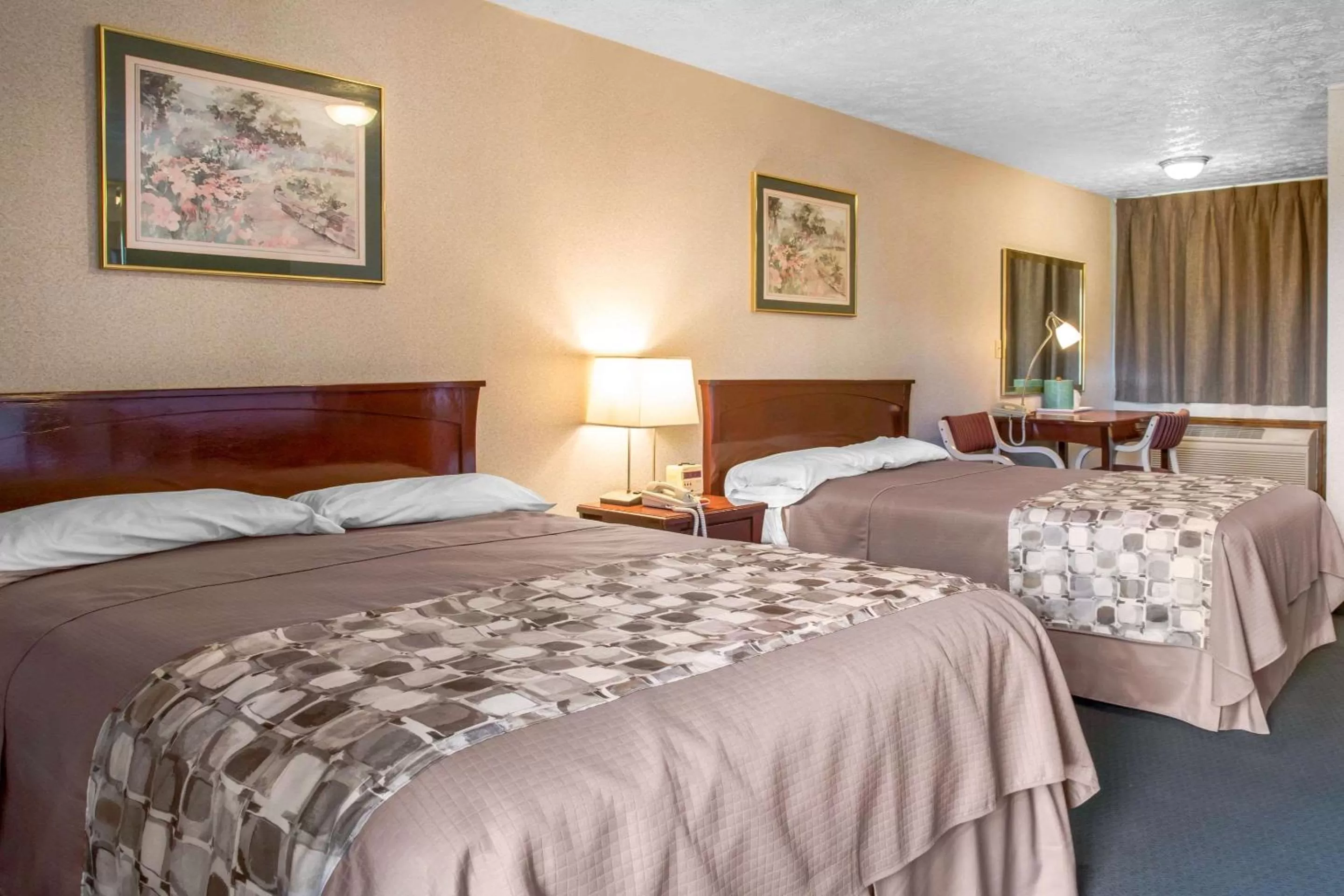 Photo of the whole room, Bed in Rodeway Inn & Suites Branford - Guilford
