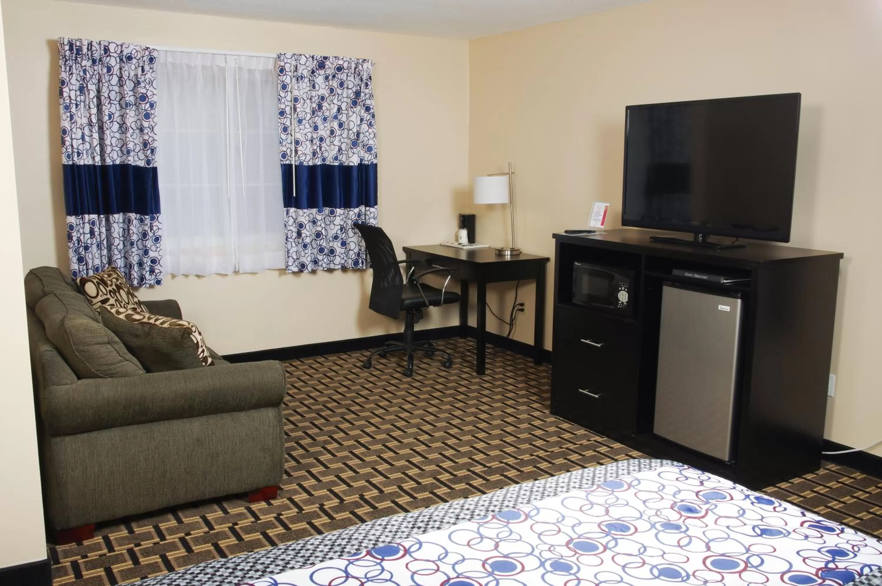 Bed in DUTCH INN AND SUITES