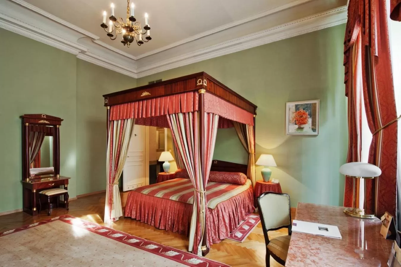 Photo of the whole room, Bed in Grand Hotel