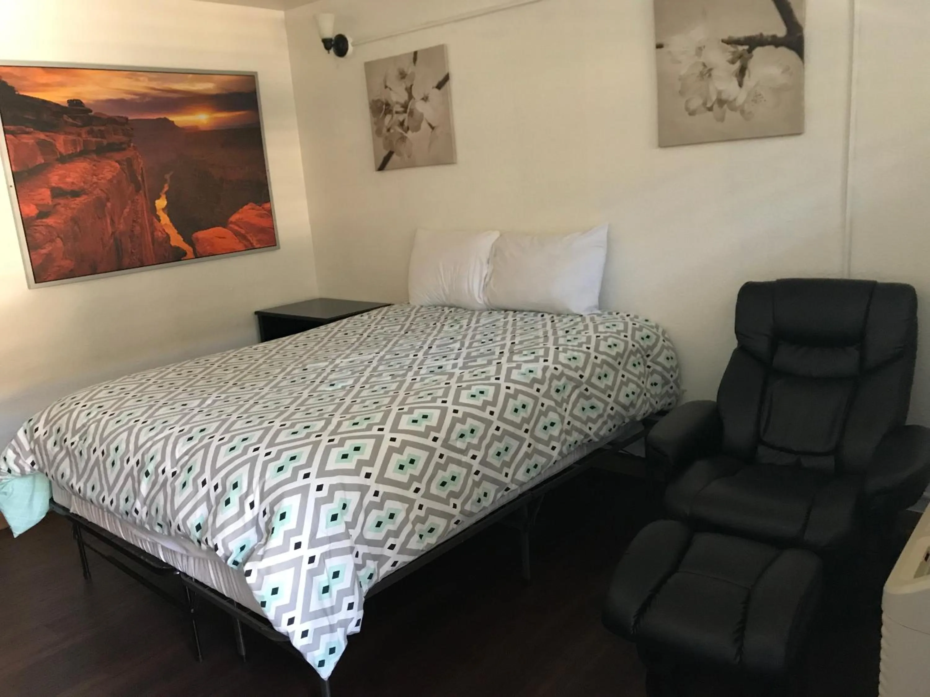 Bedroom, Bed in Westwind Lodge