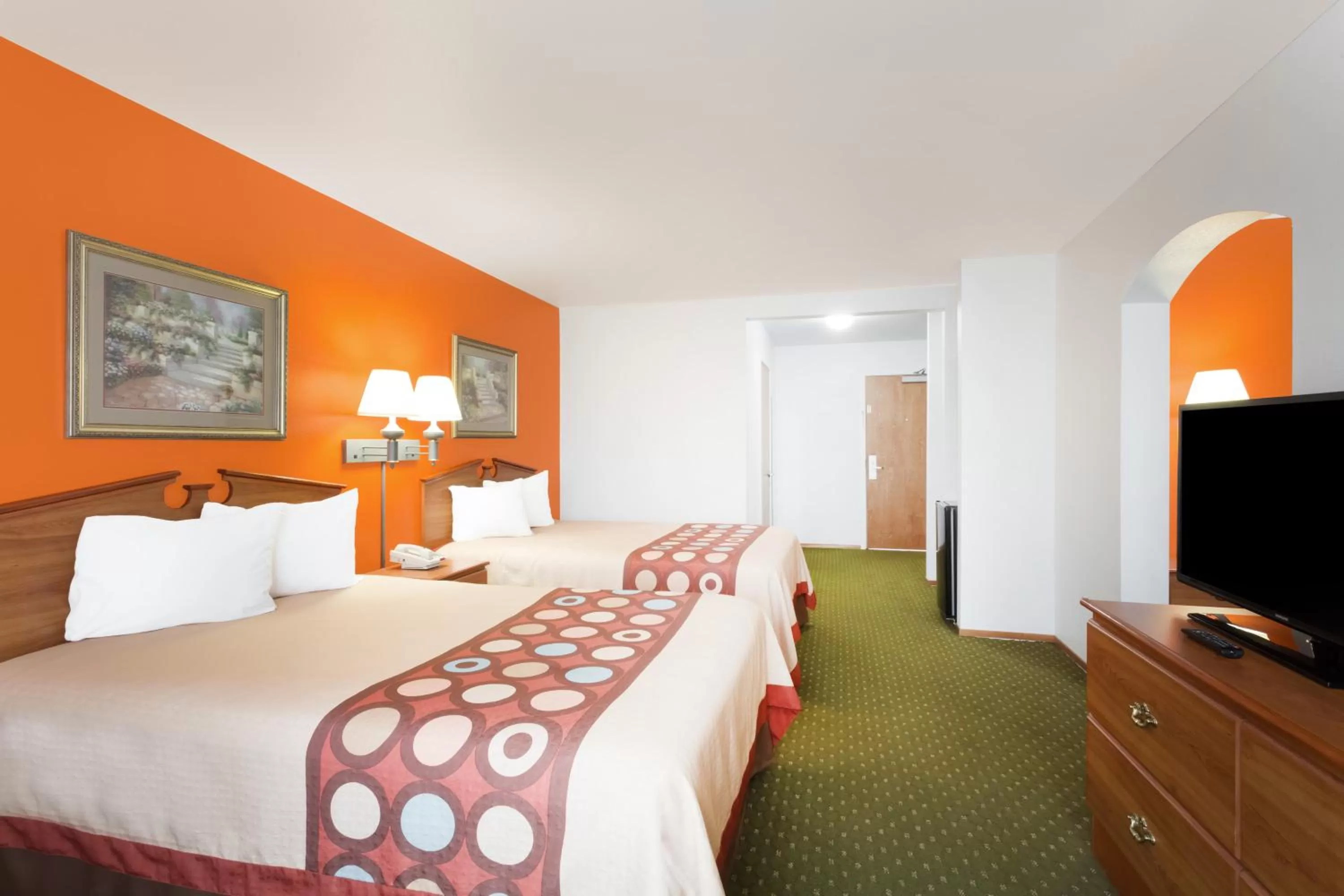 Bed in Super 8 by Wyndham Cloverdale Wine Country