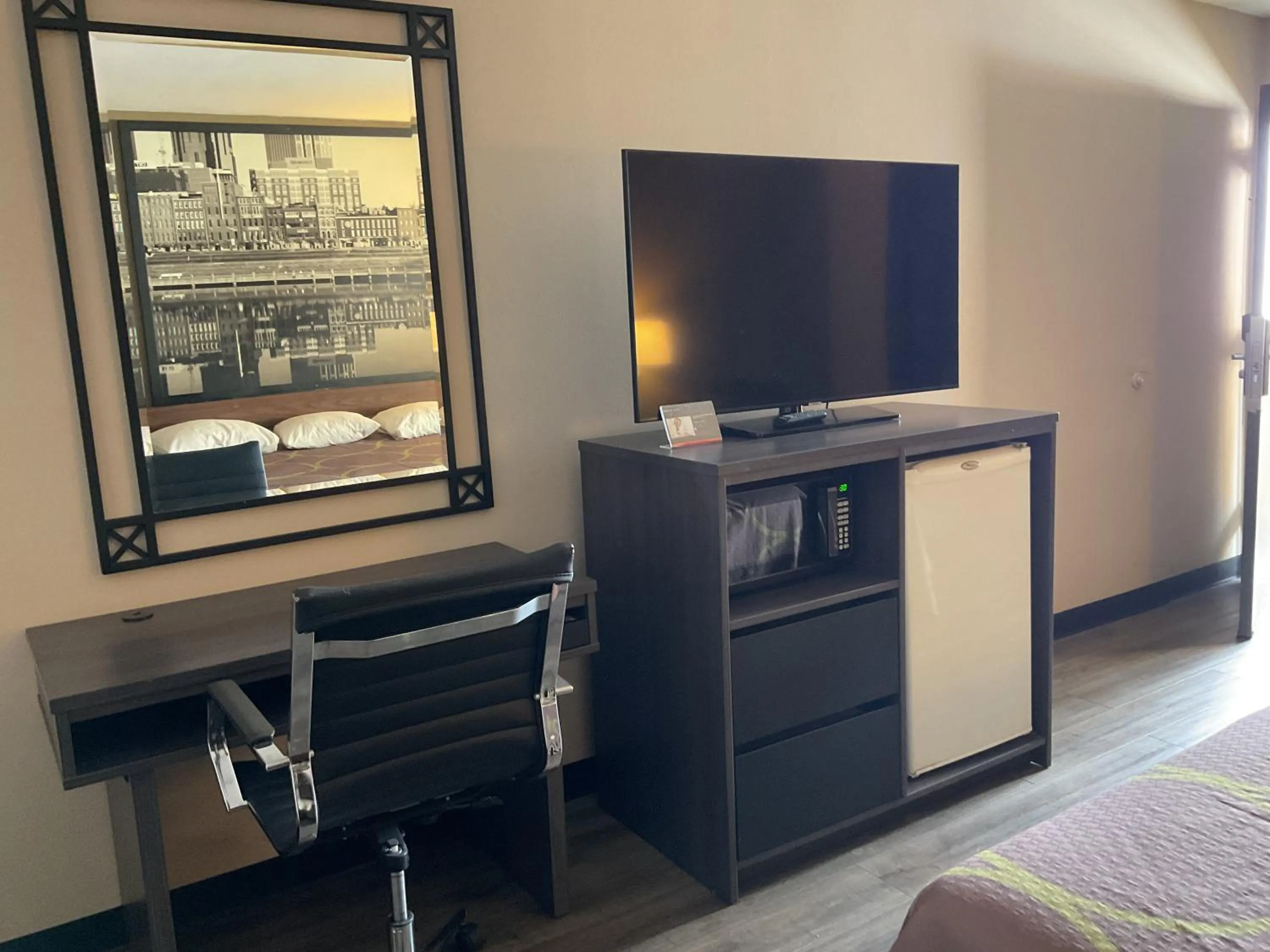 TV and multimedia in Super 8 by Wyndham Chattanooga/East Ridge