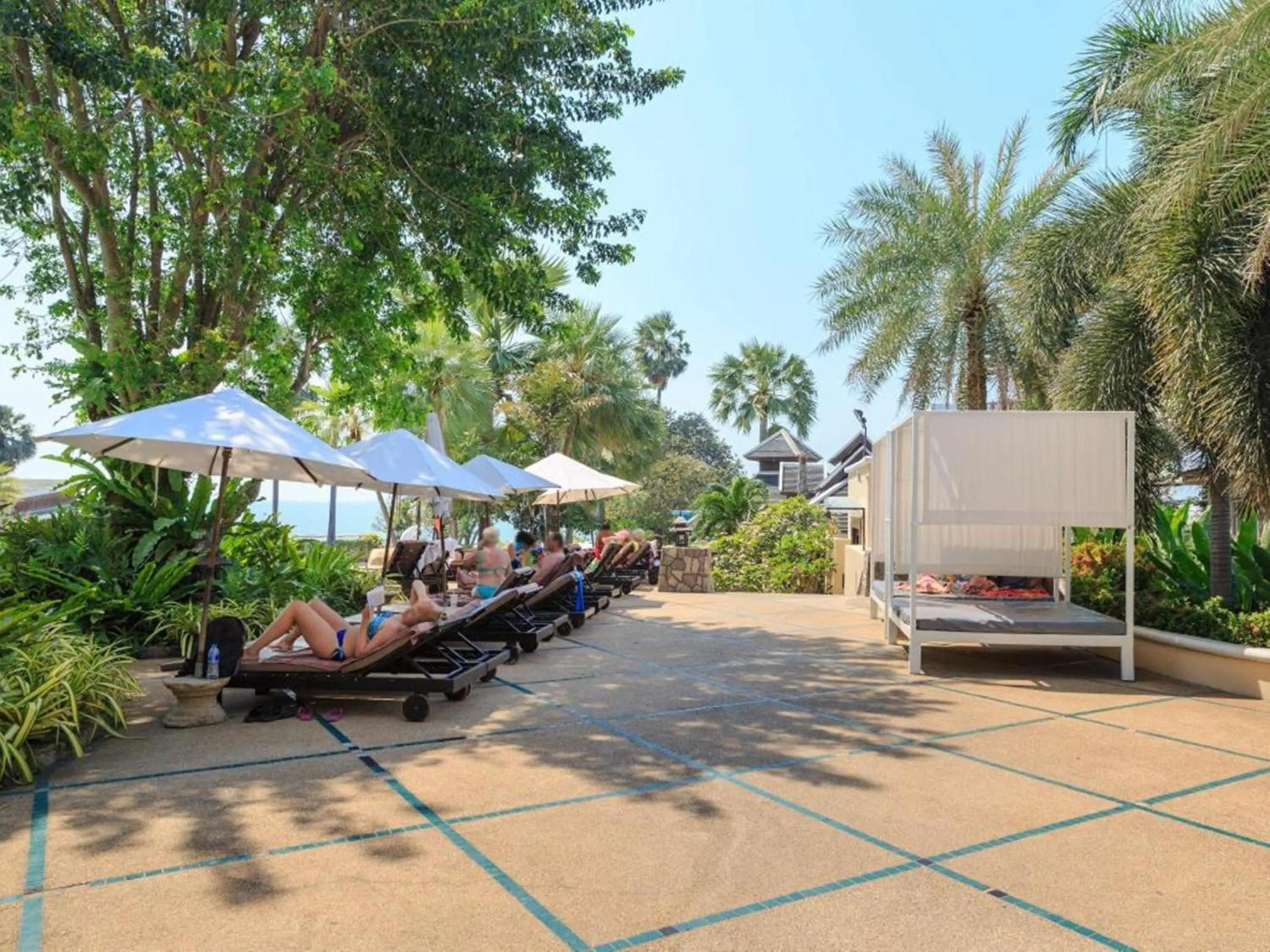 Patio in Long Beach Garden Hotel & Pavilions