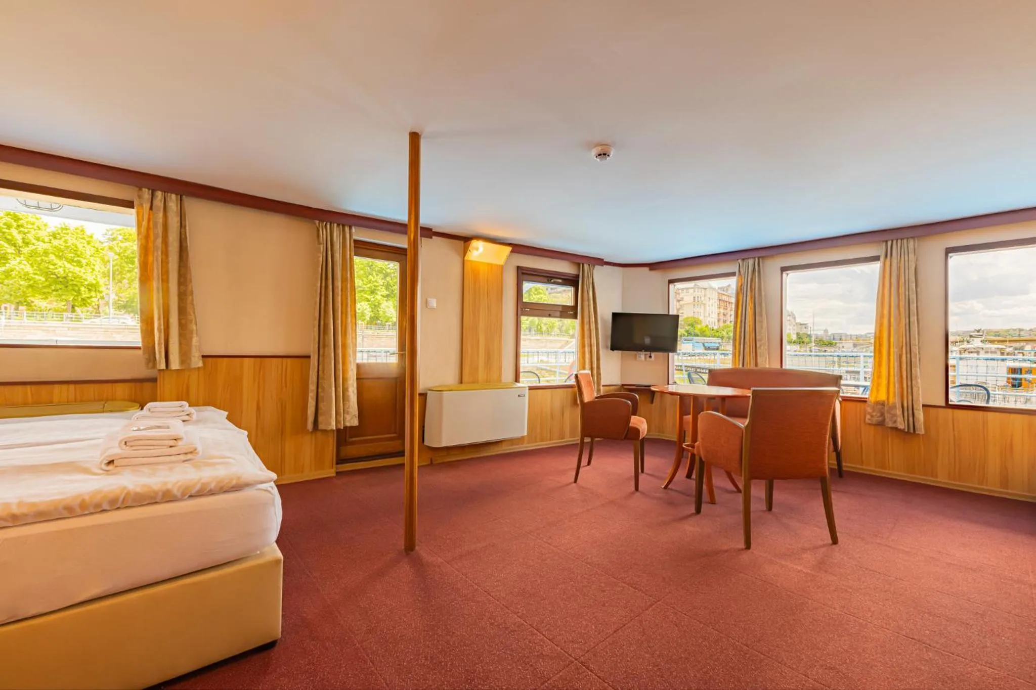 Bed in Fortuna Boat Hotel Budapest