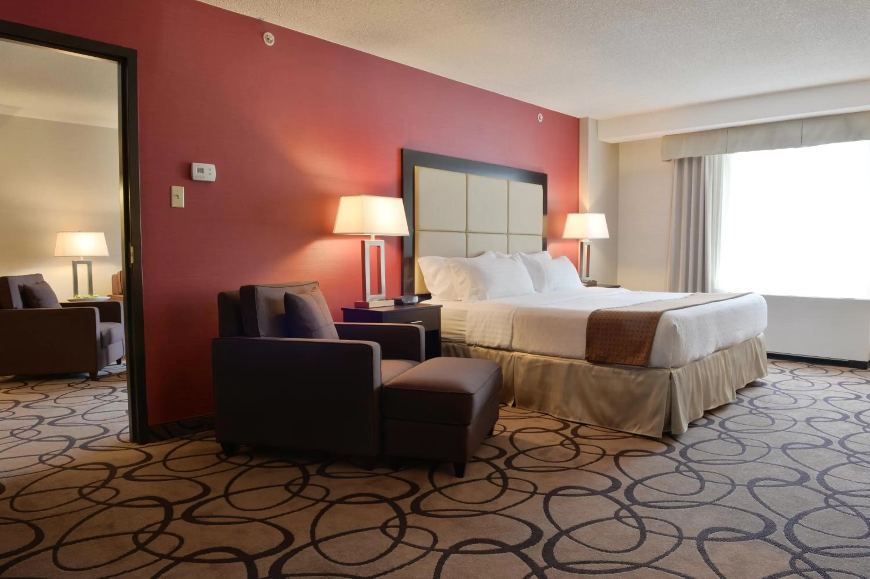 Photo of the whole room, Bed in Holiday Inn Montreal Centre Ville Downtown by IHG