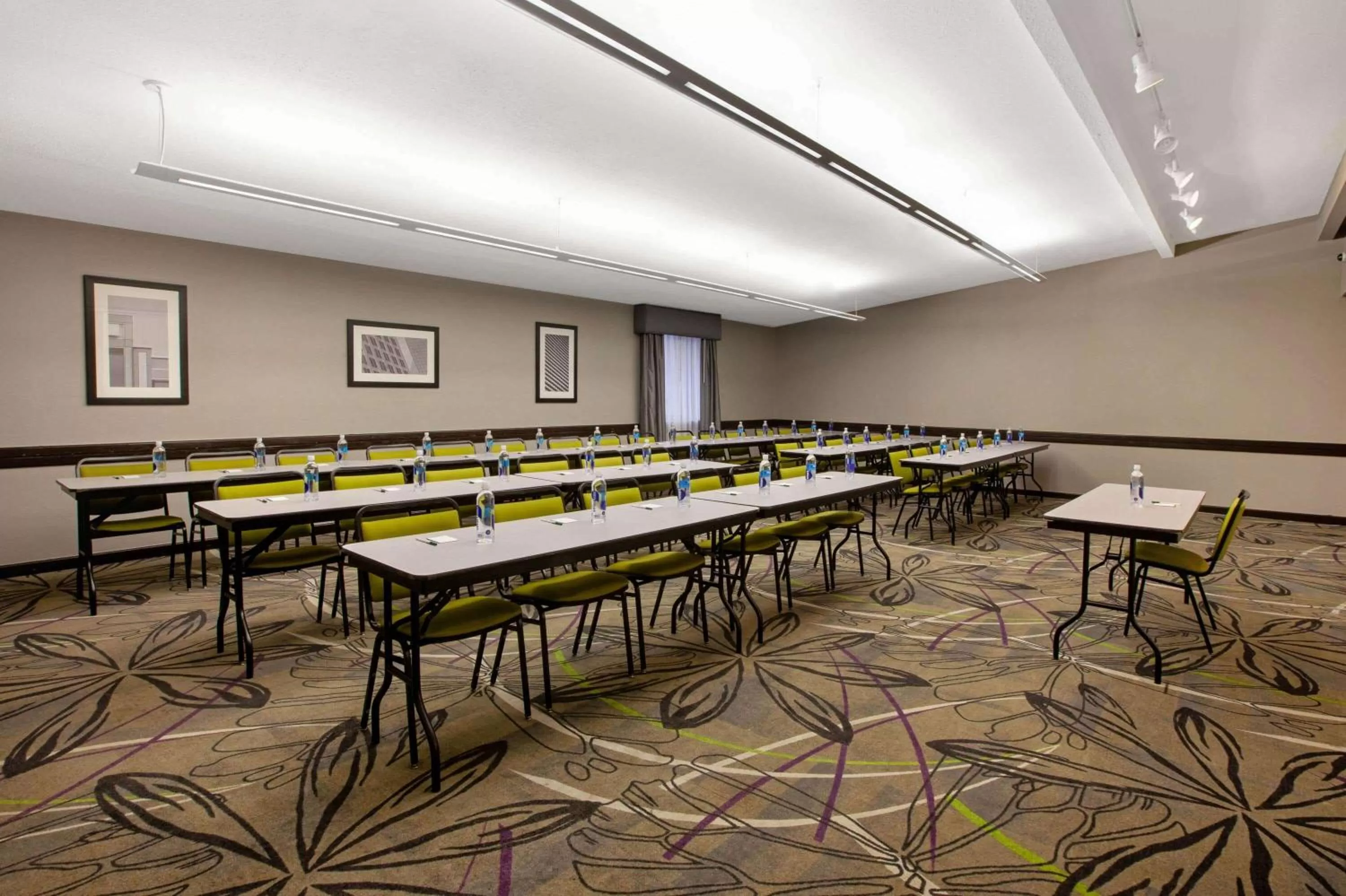 Business facilities in La Quinta Inn & Suites by Wyndham Detroit Metro Airport