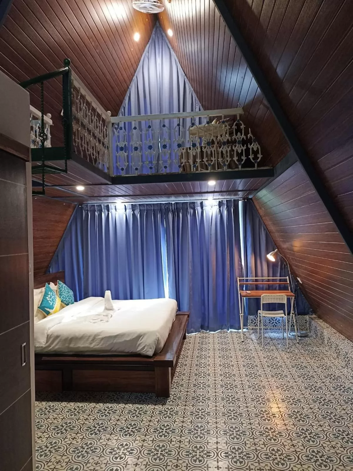 Photo of the whole room, Bed in Porsu