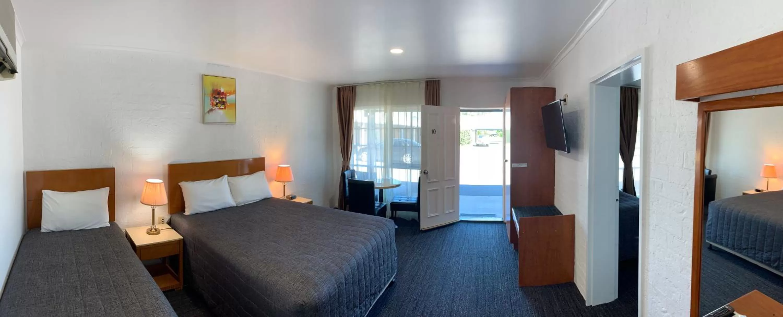 Bedroom, Bed in Swaggers Motor Inn