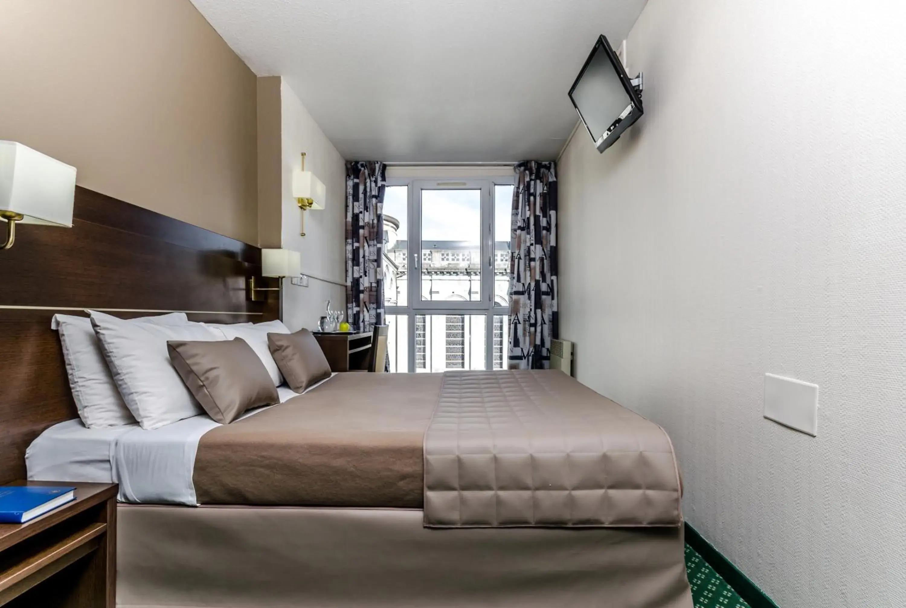 Double Room in Hôtel Croix des Bretons - Lourdes Pyrénées Double Room in Hôtel Croix des Bretons - Lourdes Pyrénées