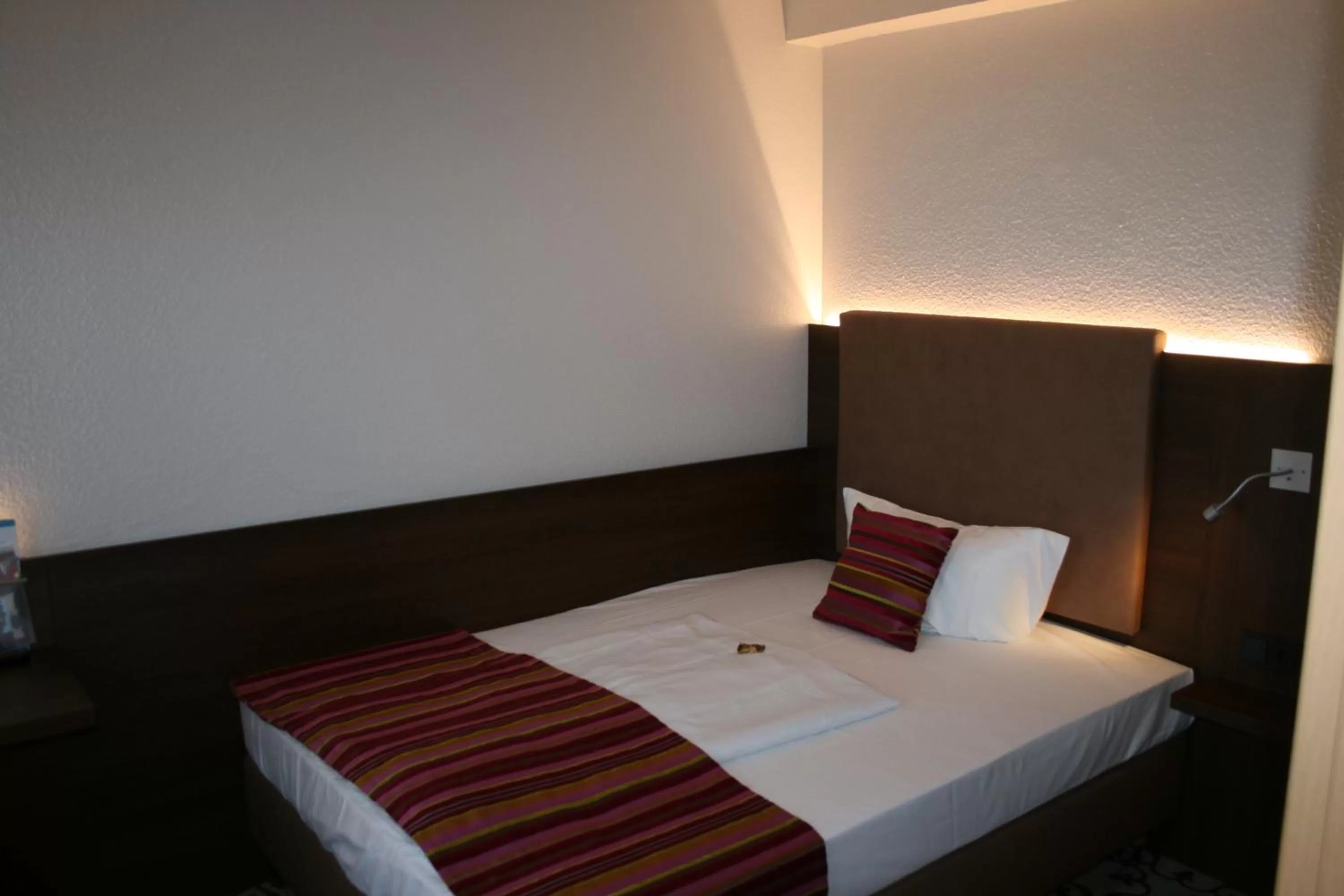 Photo of the whole room, Bed in HOTEL PARQÉO im A66