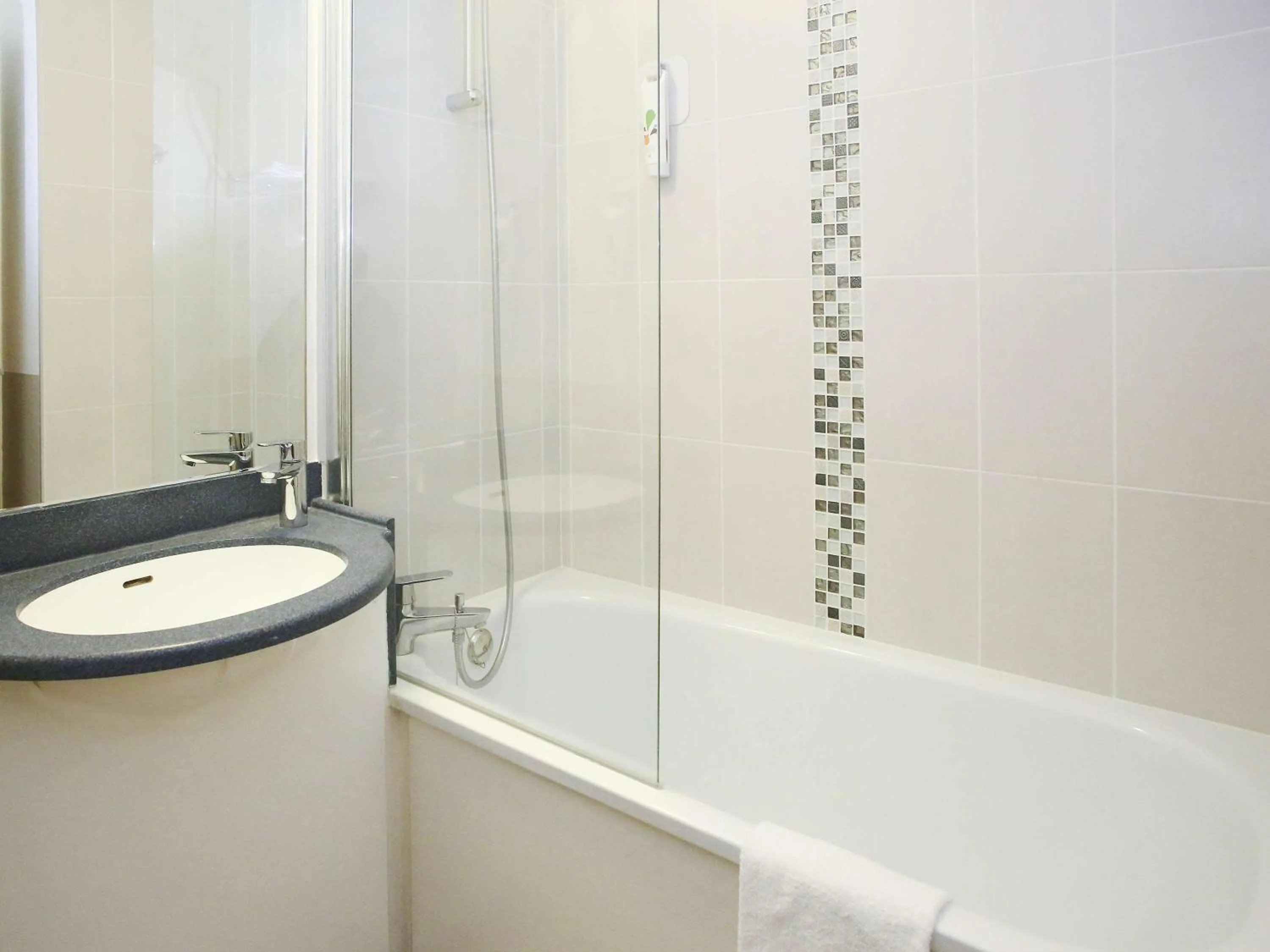 Photo of the whole room in ibis Styles Orléans