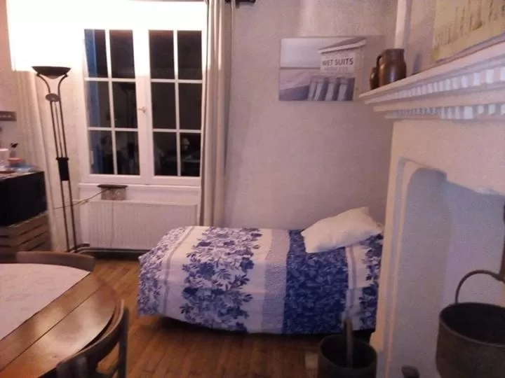 Bedroom in Manoir Le Cristal - Futuroscope a petit prix , grandes chambres familiales 5-6 personnes ,