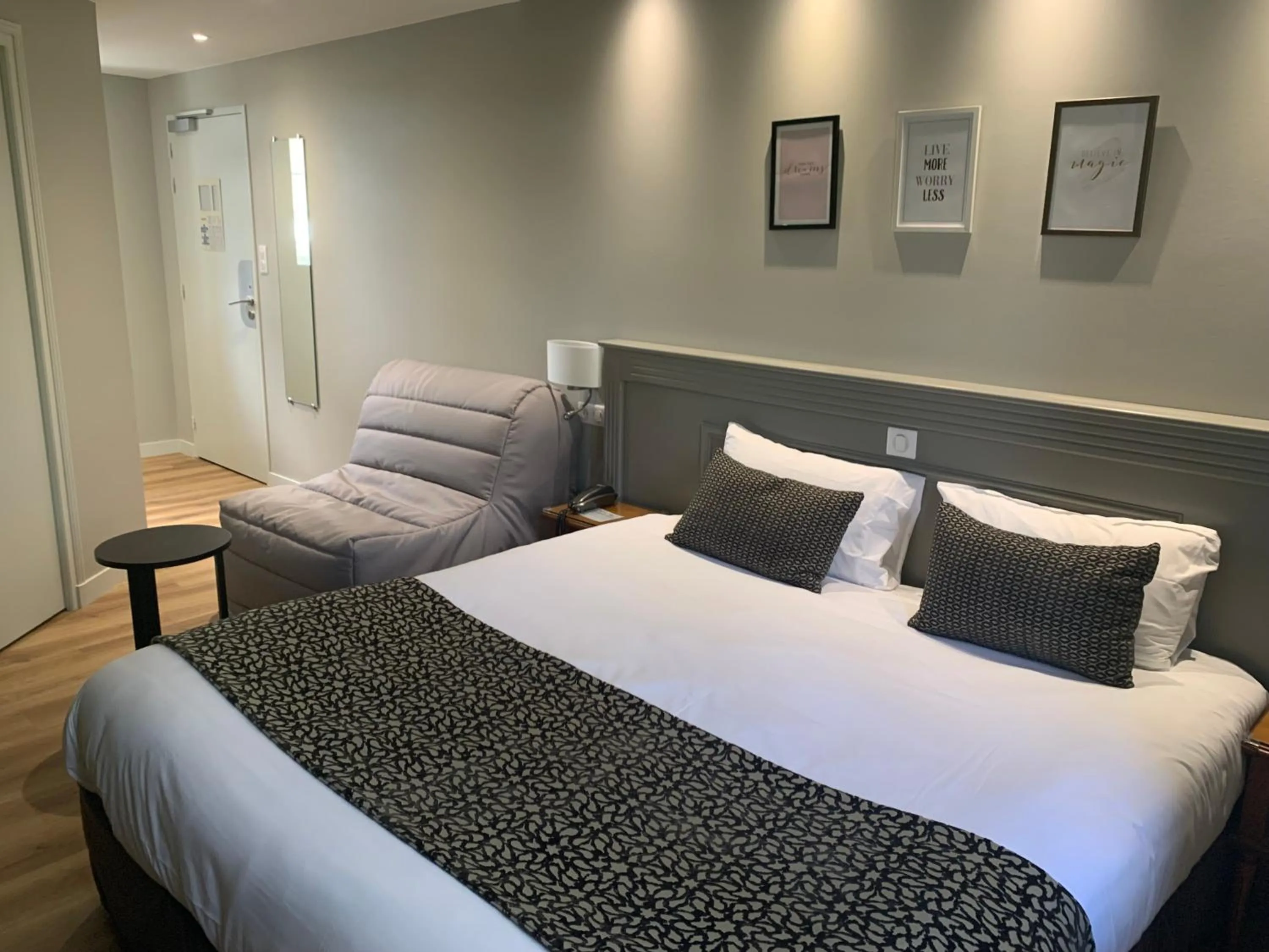 Bed in Logis Hôtel Restaurant Le Moulin de la Coudre