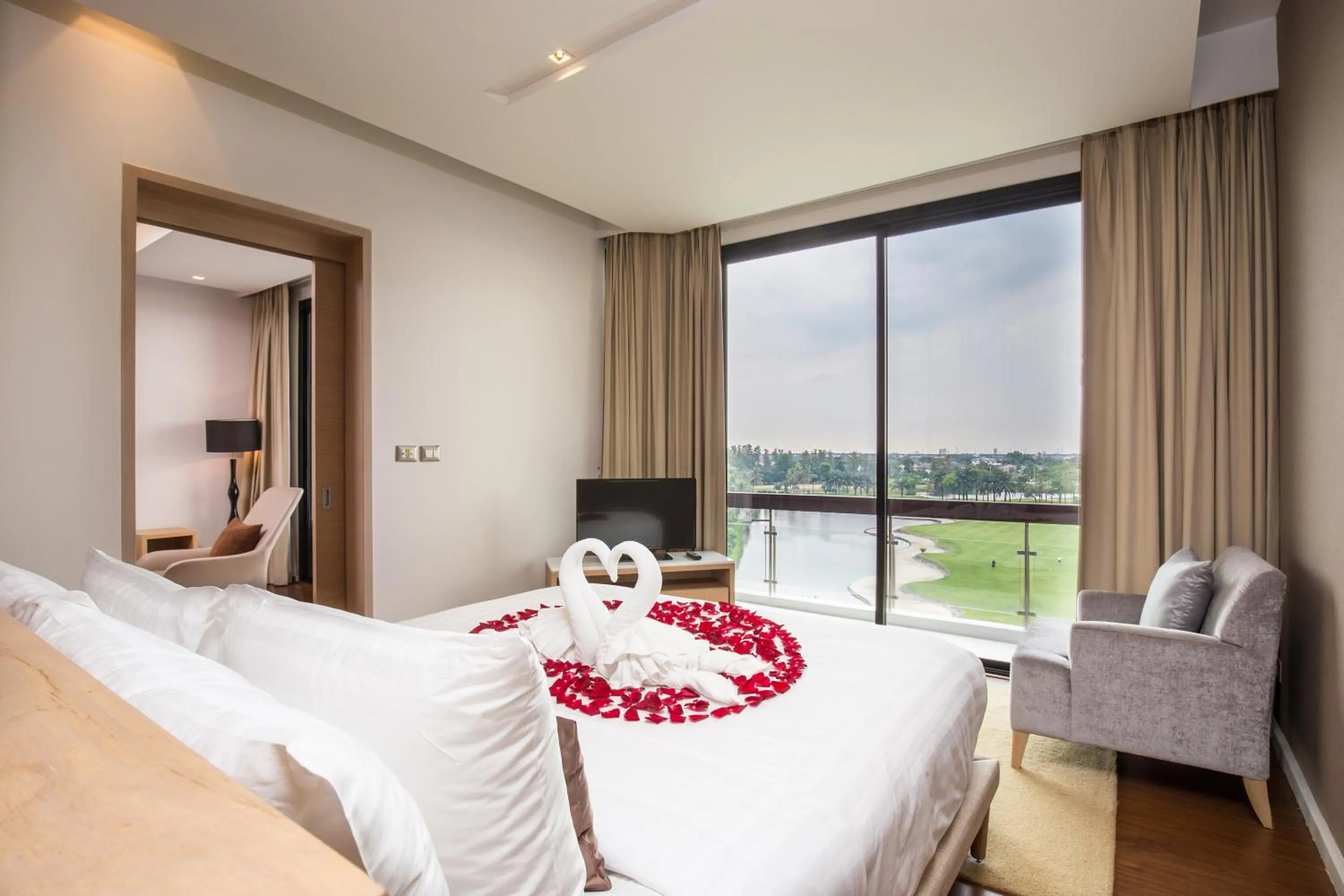 Bedroom, Bed in Summit Windmill Golf Suite Hotel at Suvarnabhumi