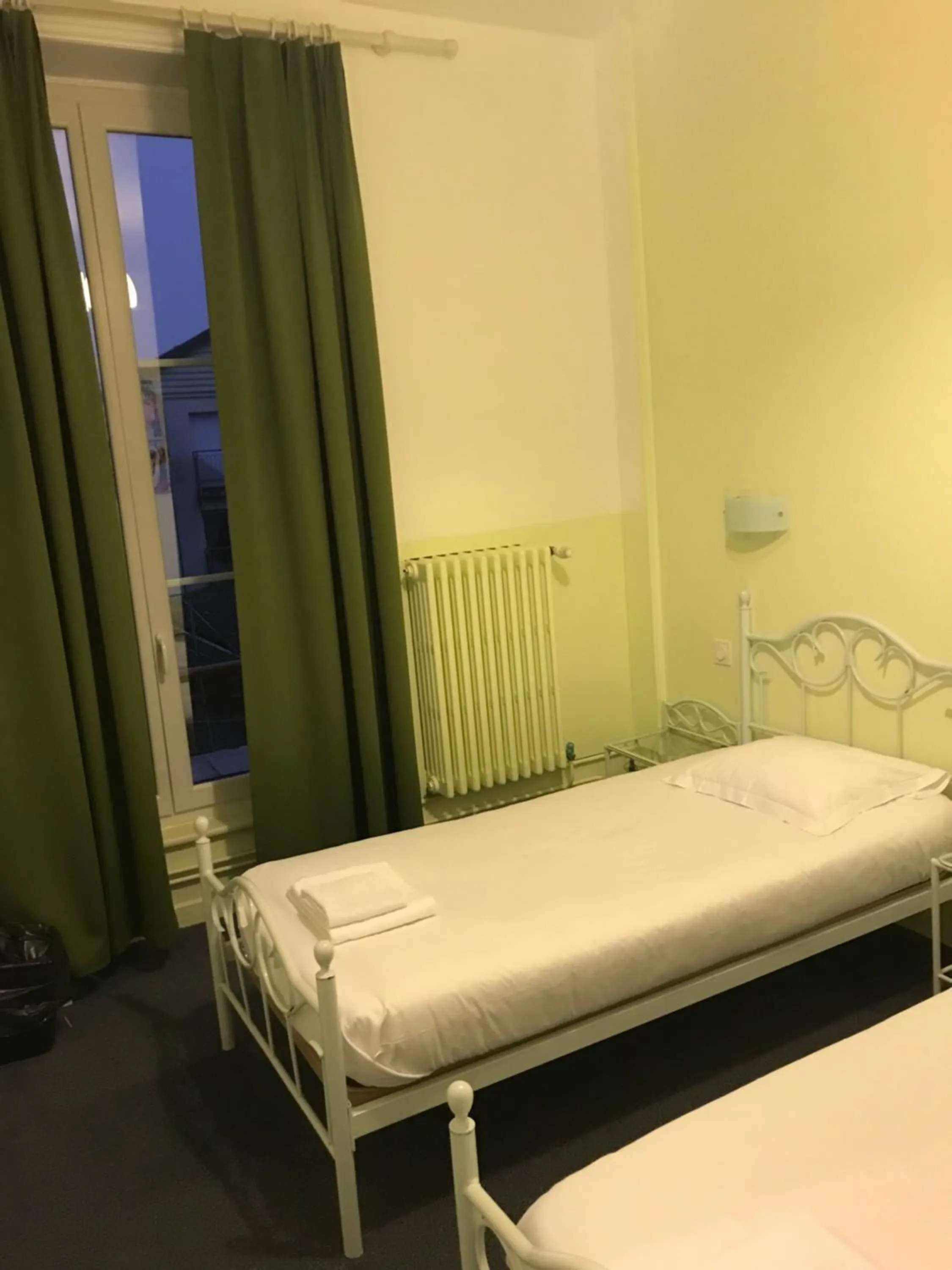 Bed in Hotel Couleurs Sud Centre-ville Gare Charleville-Mézières