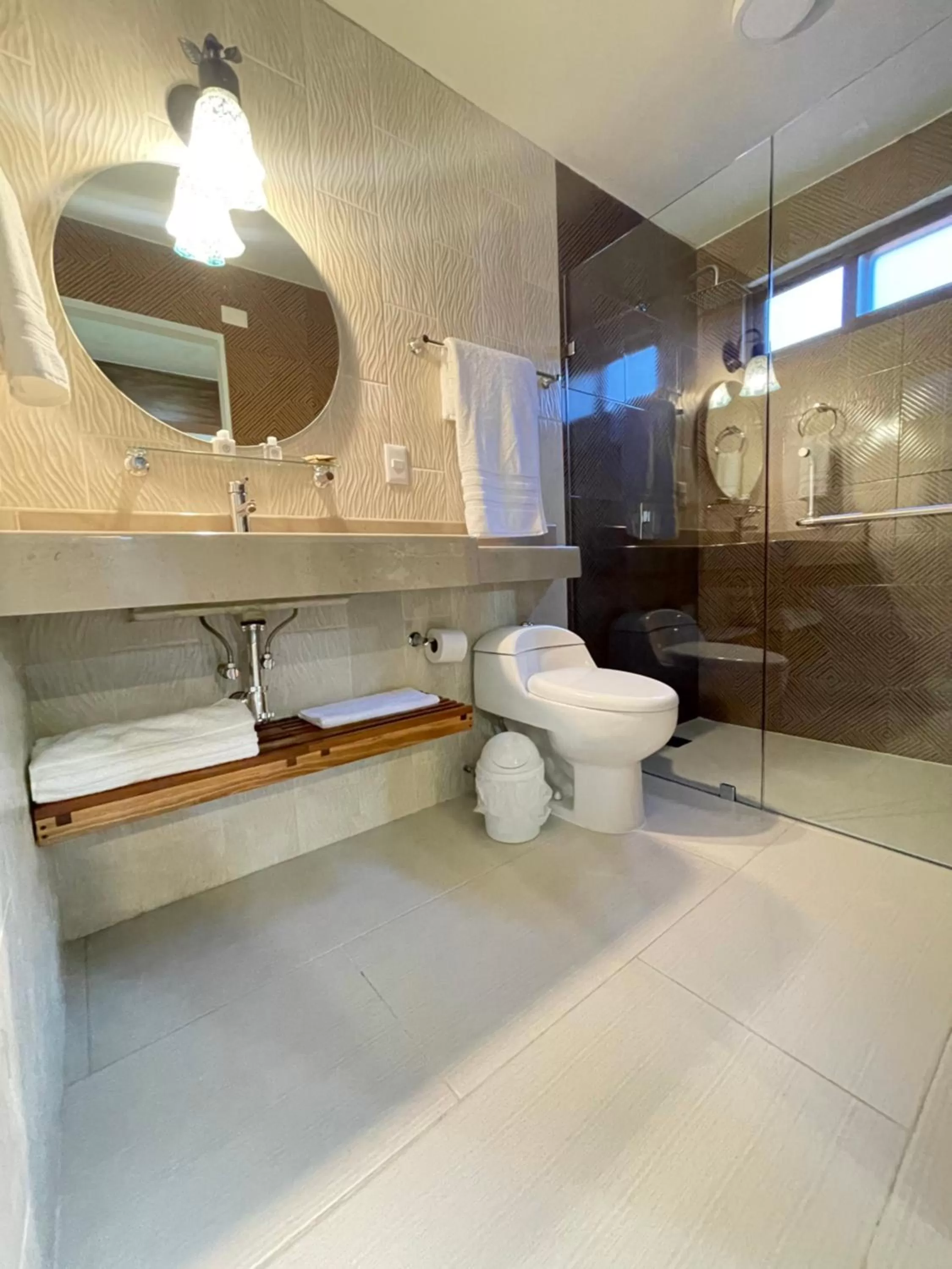 Shower in Suites Cárdon