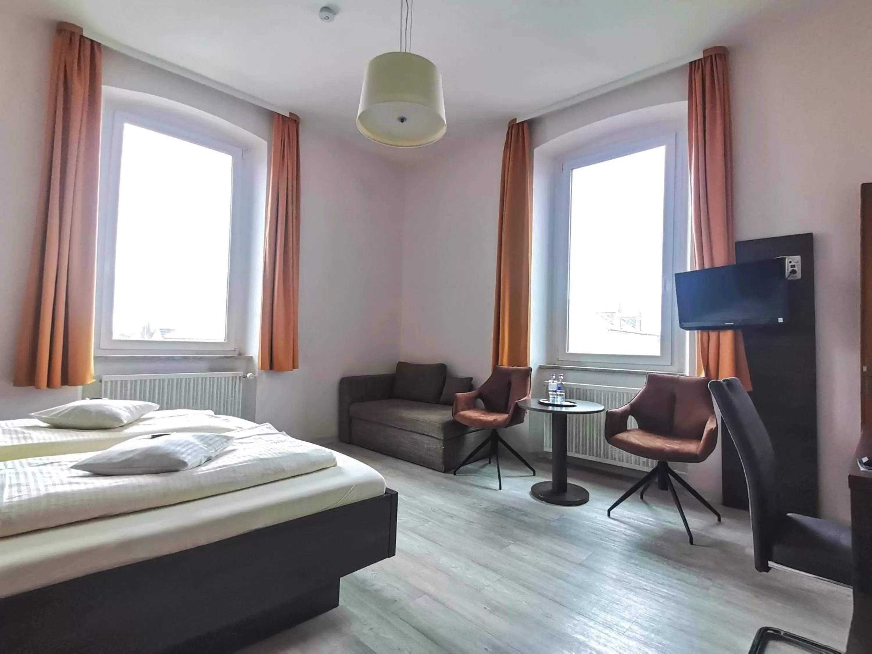 Bed, TV/Entertainment Center in Hotel Kitzinger Hof an der B8